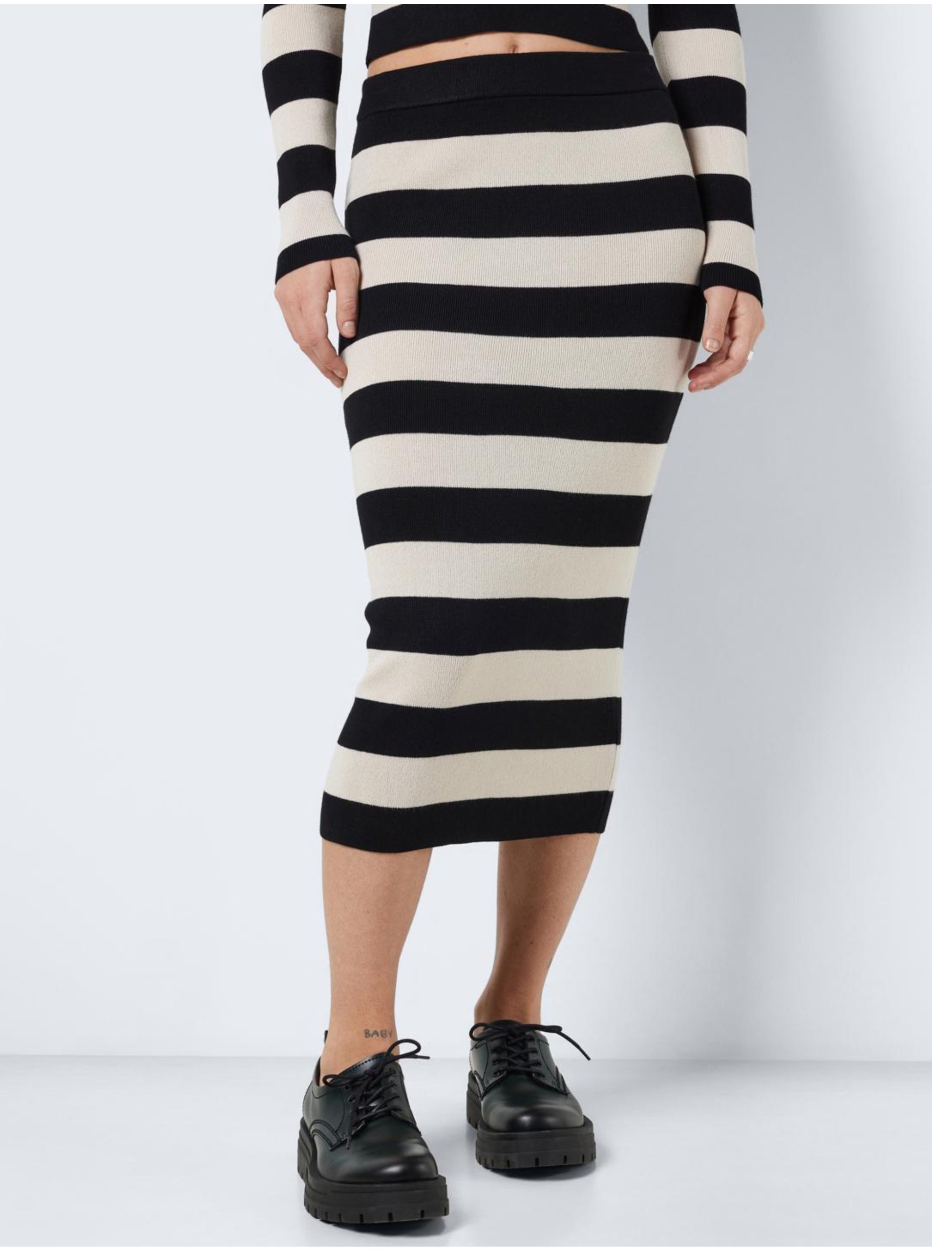 Levně Krémovo-černá dámská pruhovaná svetrová midi sukně Noisy May Jaz