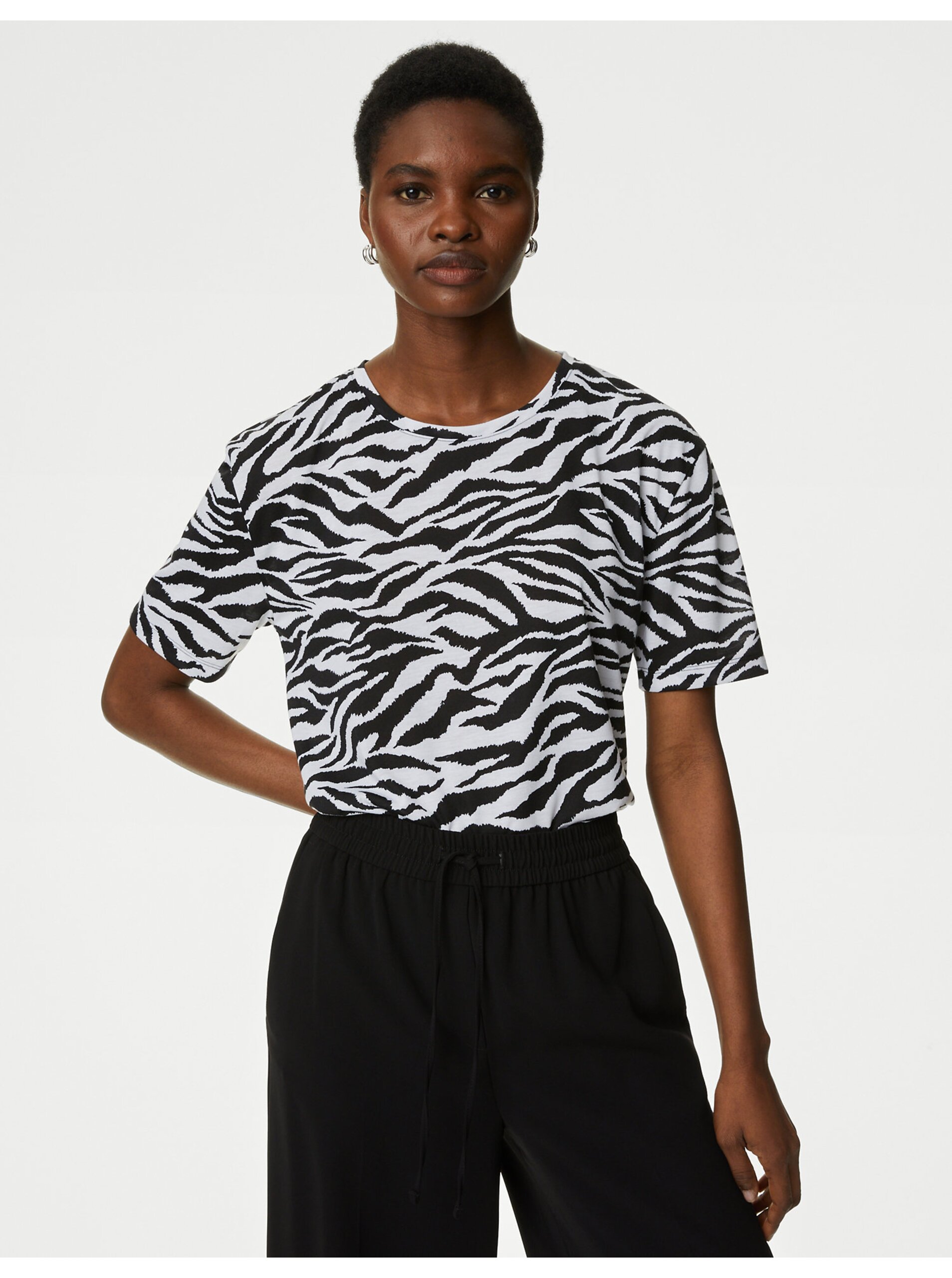 Levně Černo-bílé dámské vzorované tričko Marks & Spencer