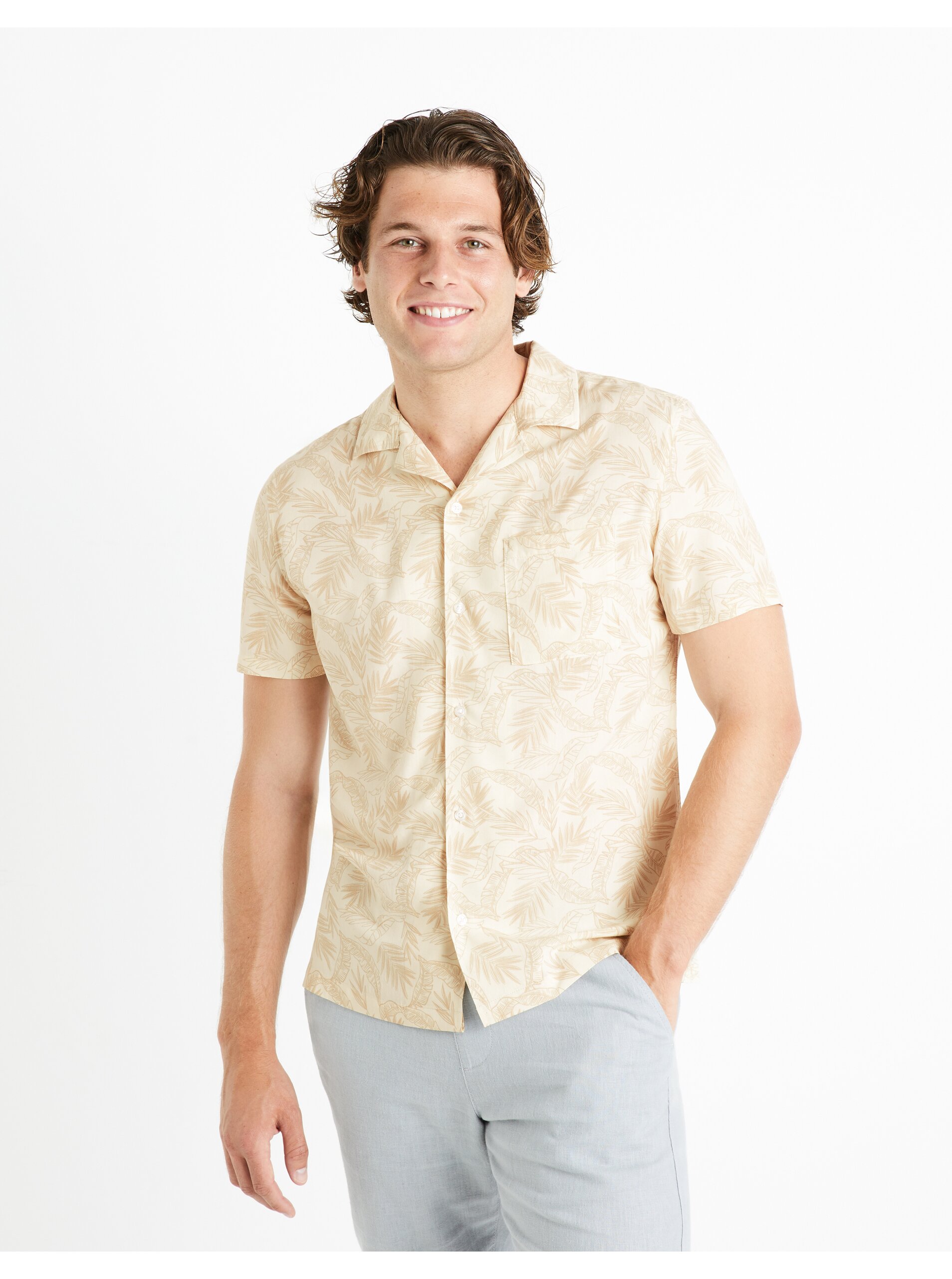 Levně Béžová pánská vzorovaná košile Celio Davisco