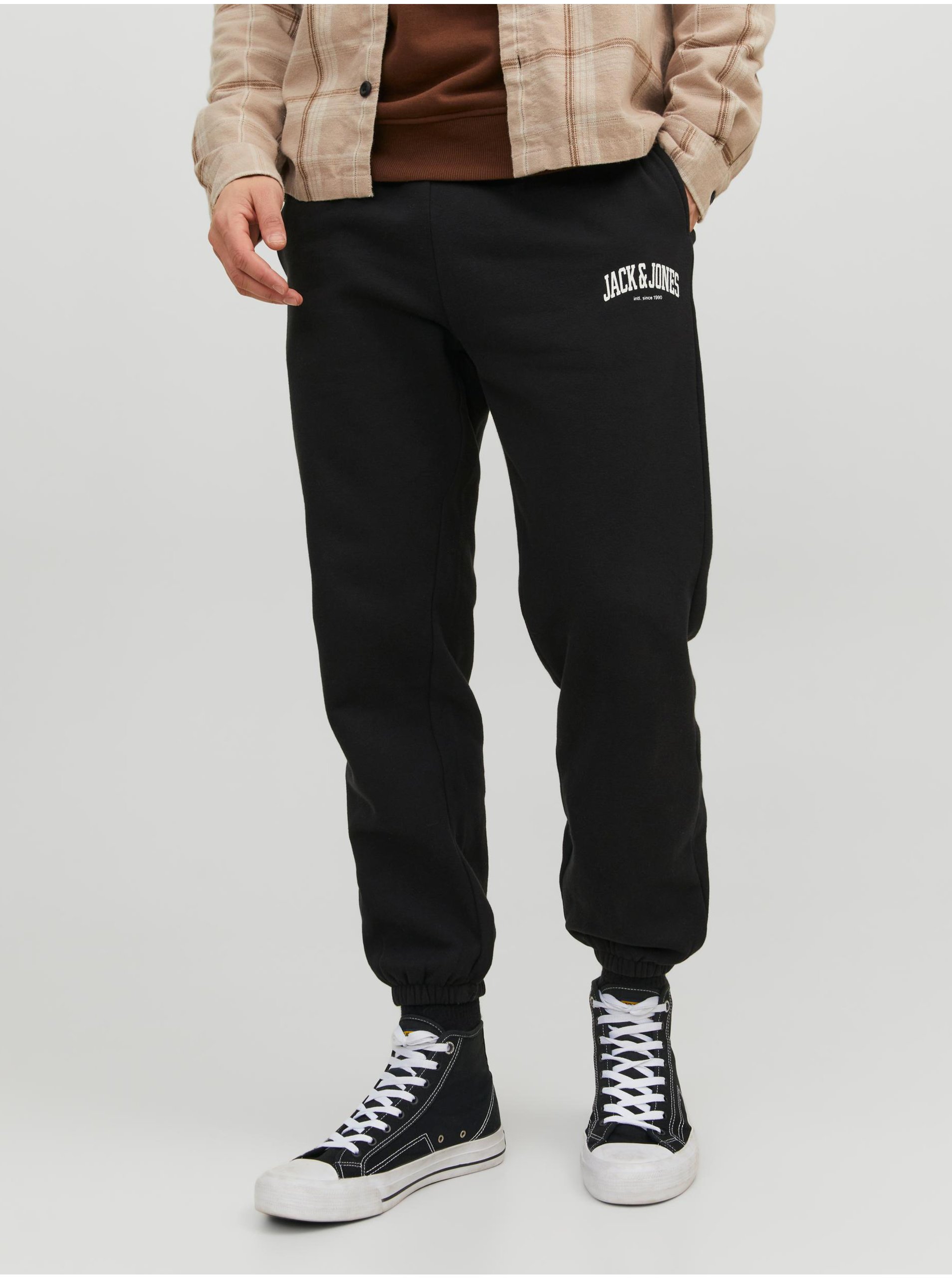 Levně Černé pánské tepláky Jack & Jones Kane