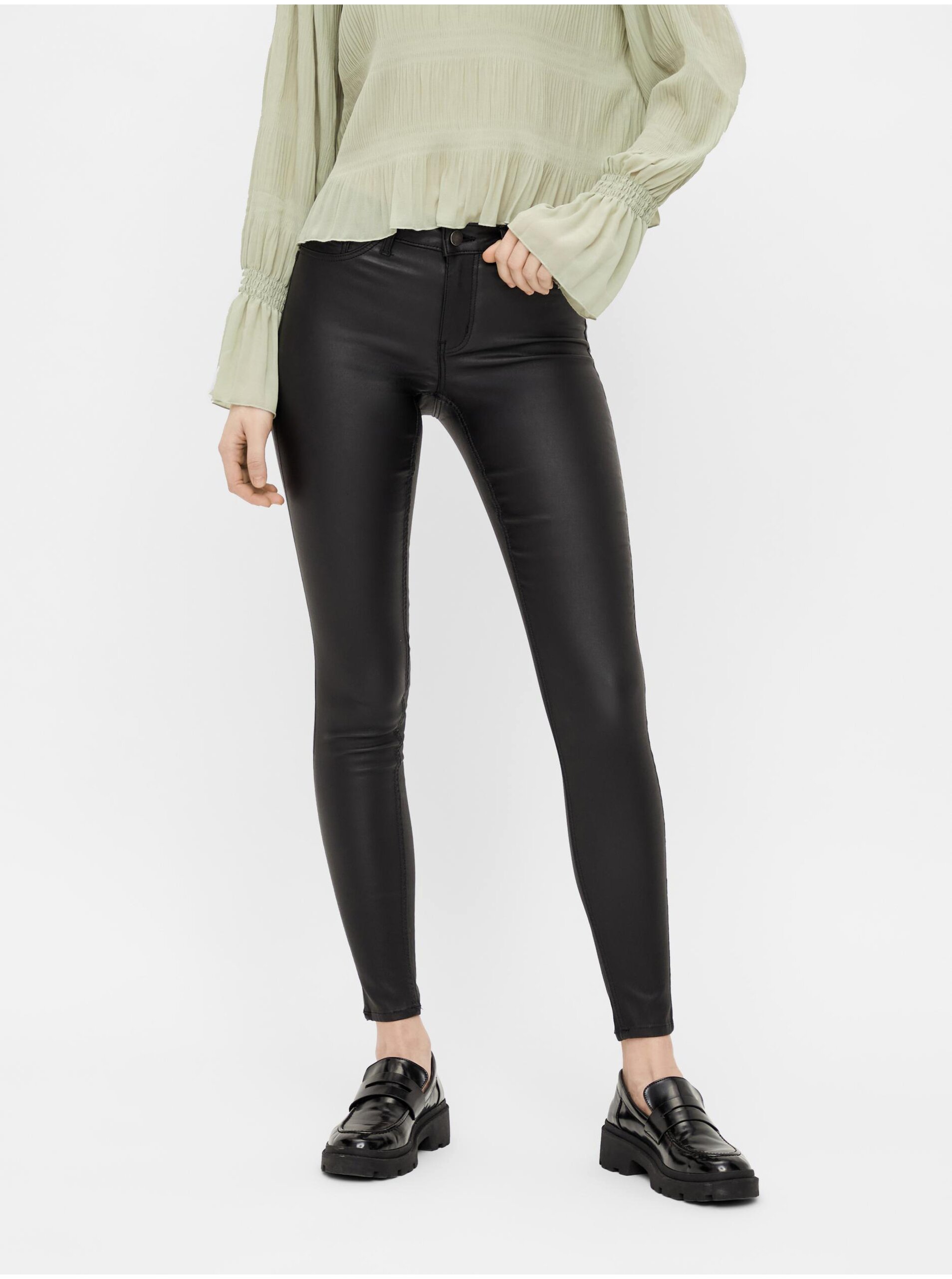 E-shop Černé dámské koženkové kalhoty Pieces Shape-Up