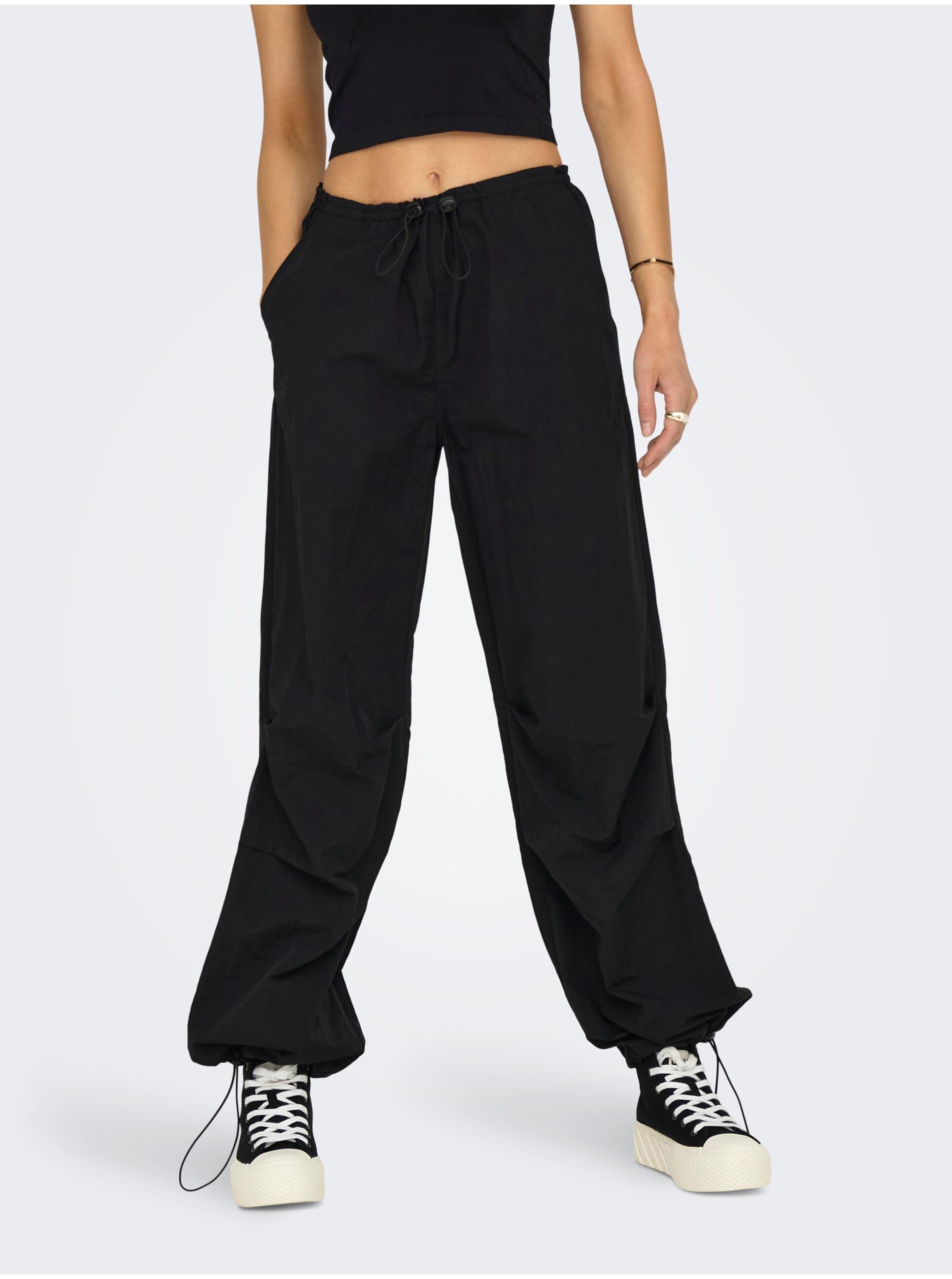E-shop Černé dámské šusťákové kalhoty ONLY Echo
