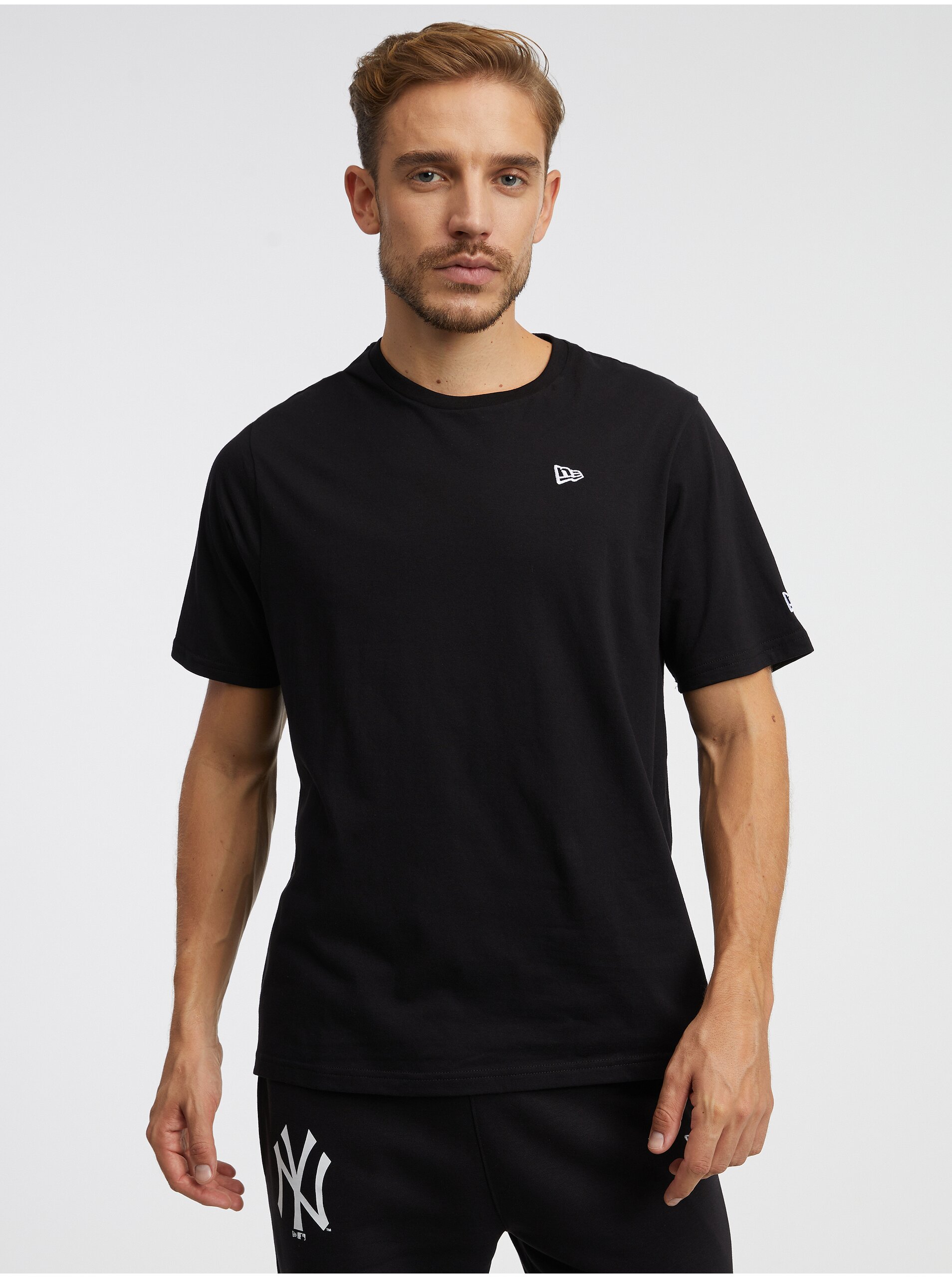 E-shop Čierne pánske tričko New Era Essentials