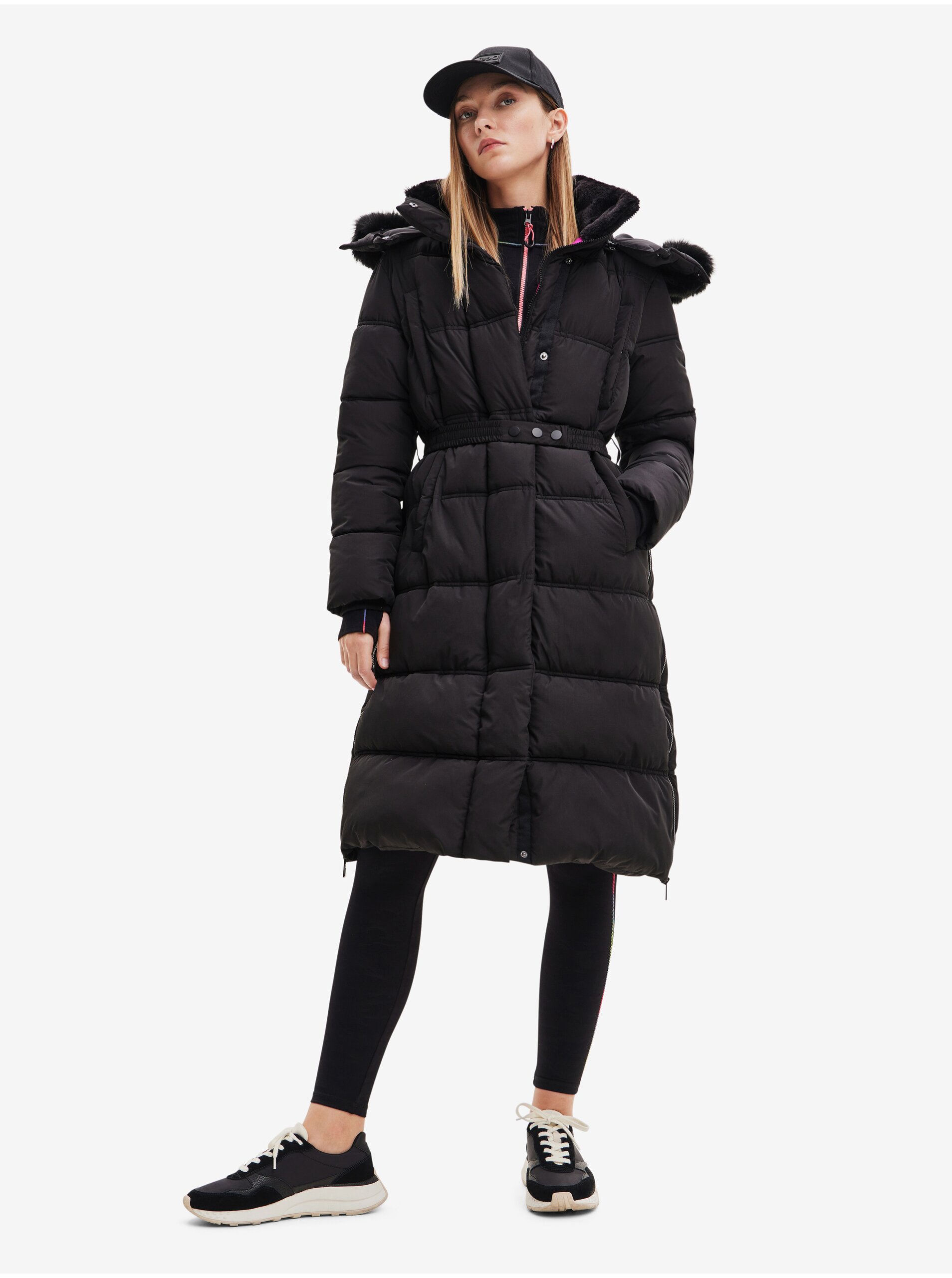 E-shop Černý dámský zimní prošívaný kabát Desigual Surrey