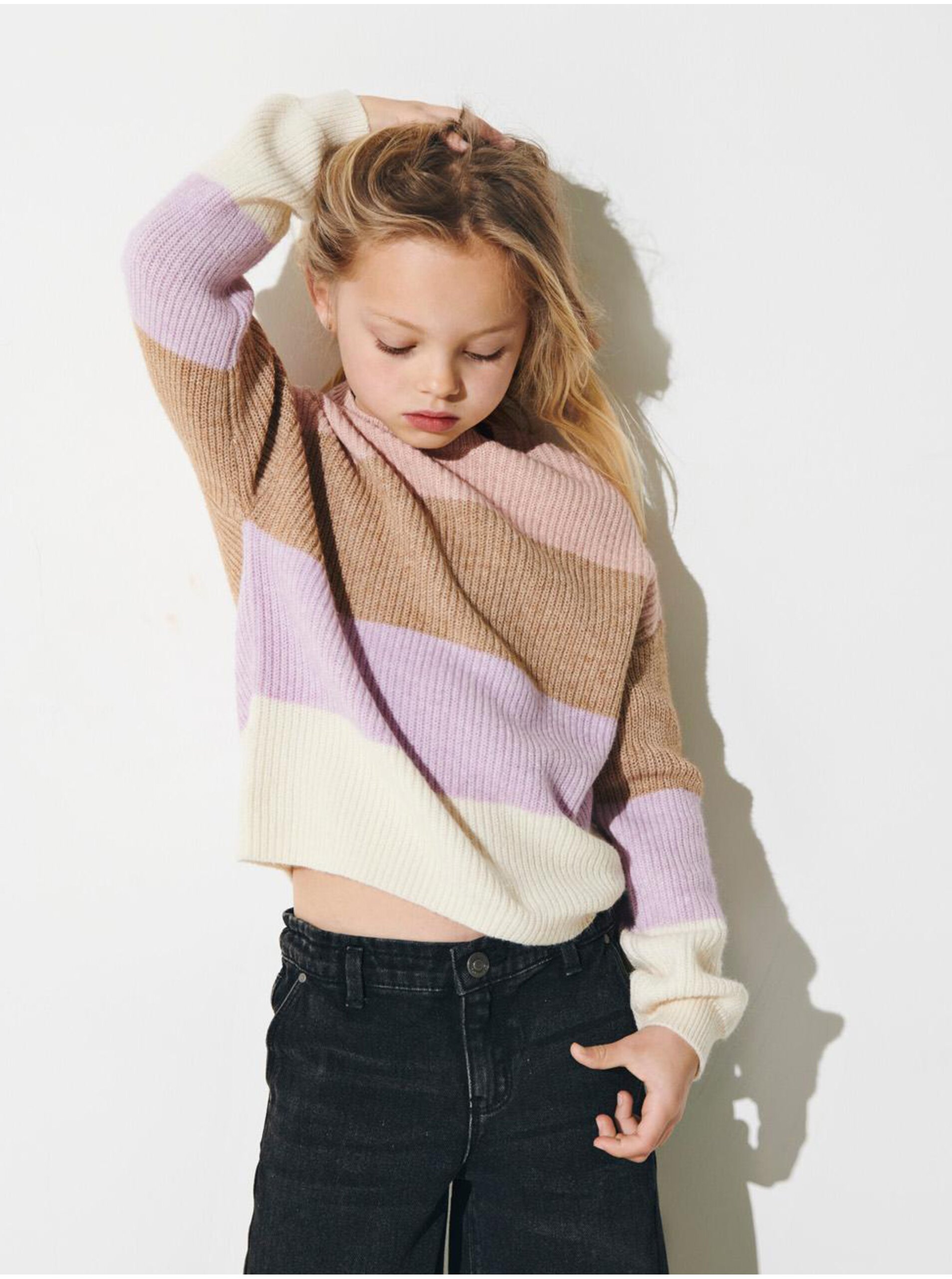 E-shop Hnedo-ružový dievčenský vzorovaný sveter ONLY Sandy