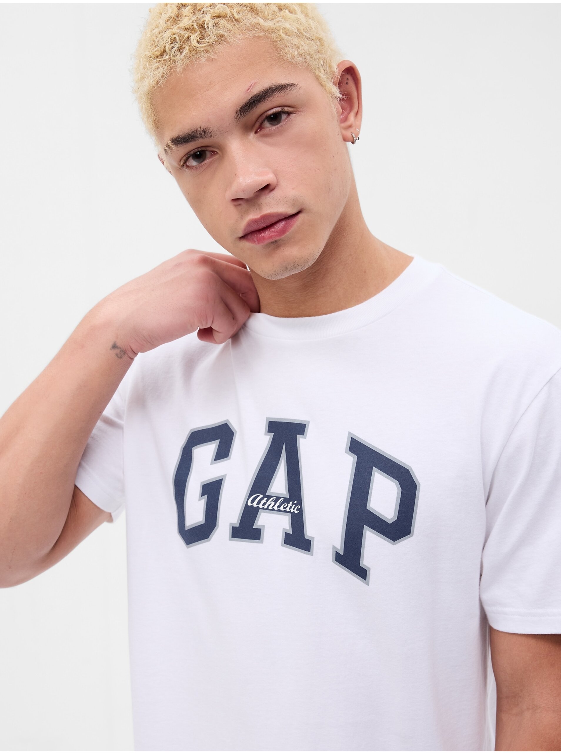 Levně Bílé pánské tričko s logem GAP