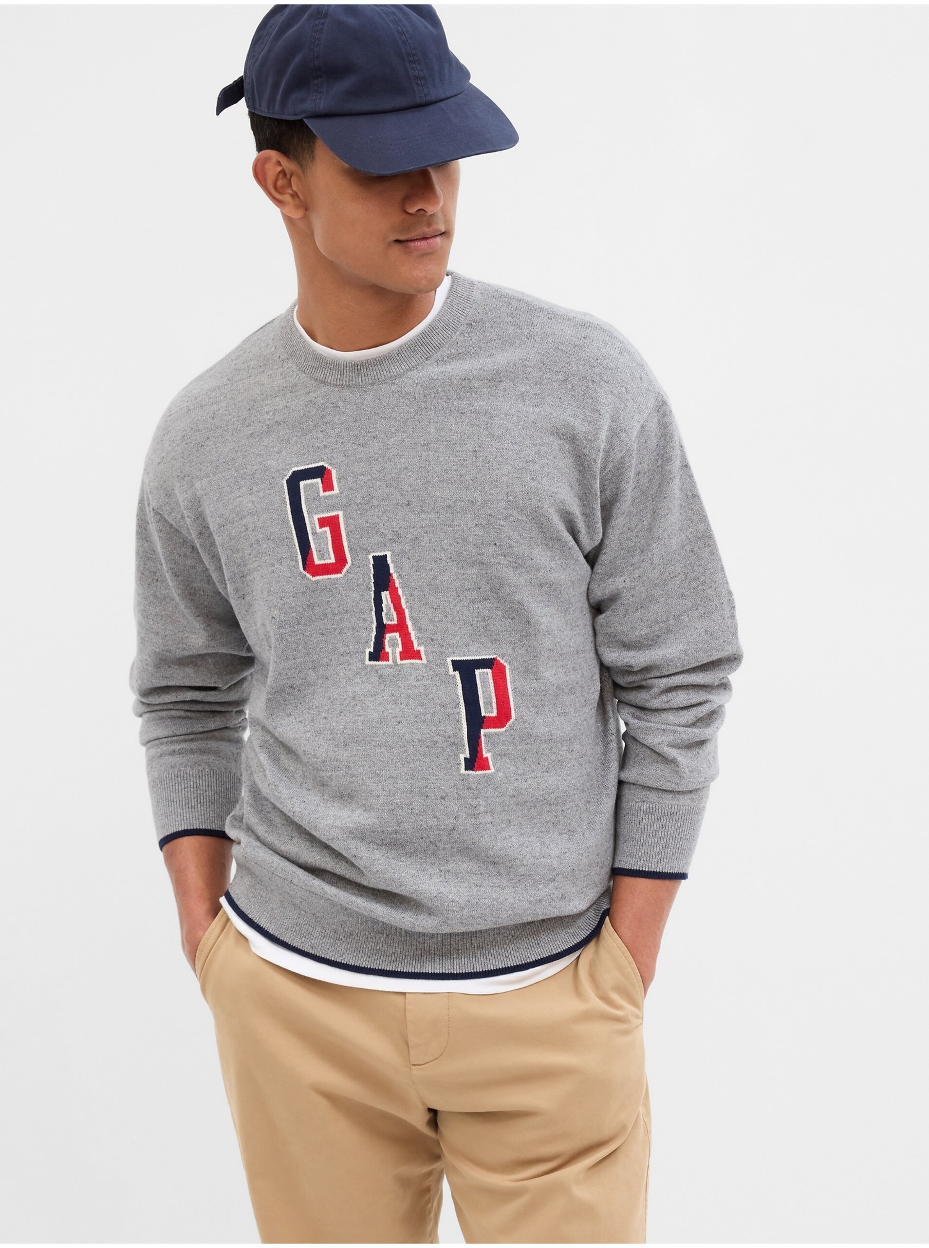 Lacno Šedý pánsky sveter s logom GAP