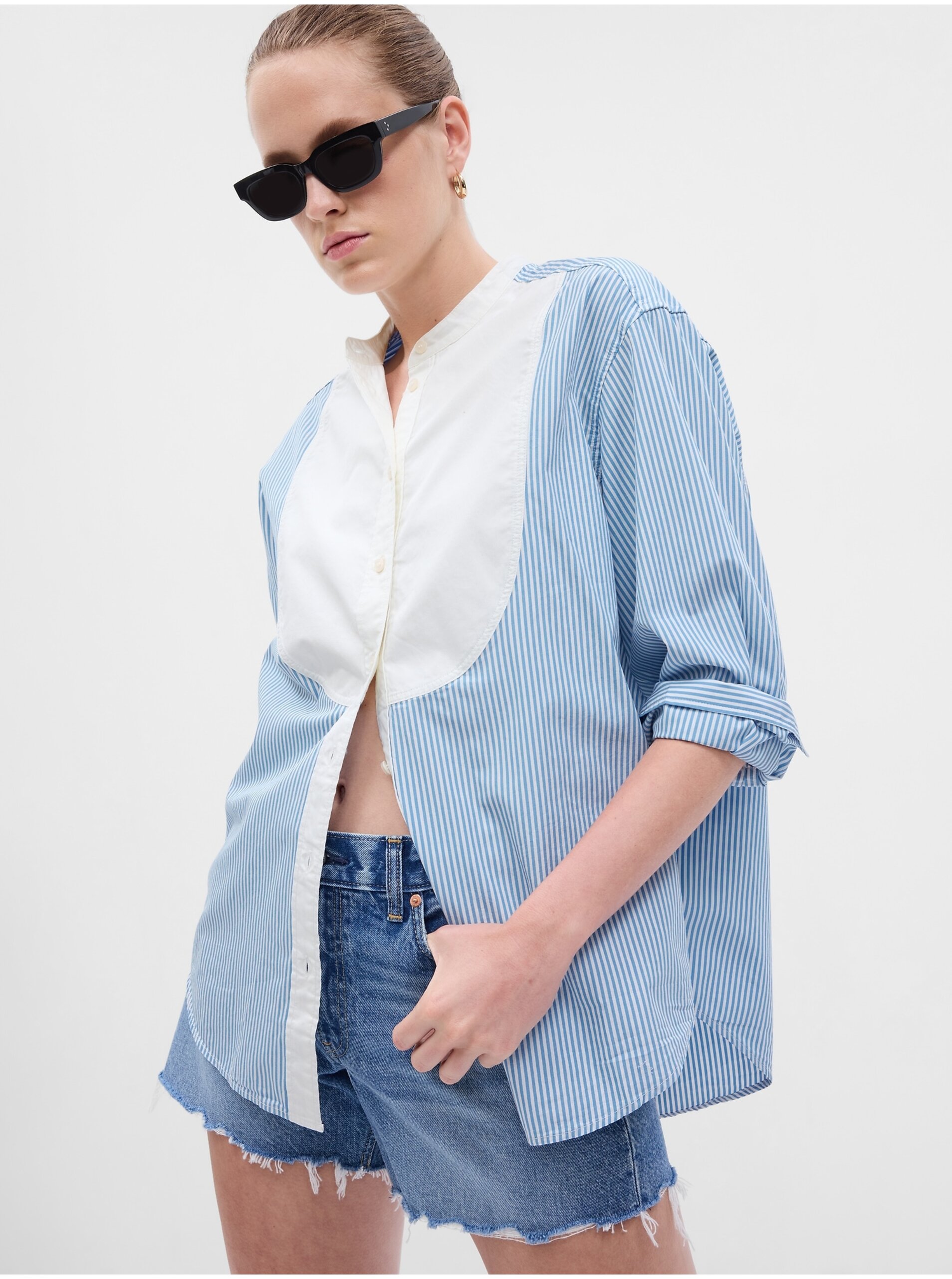 E-shop Bílo-modrá dámská košile GAP