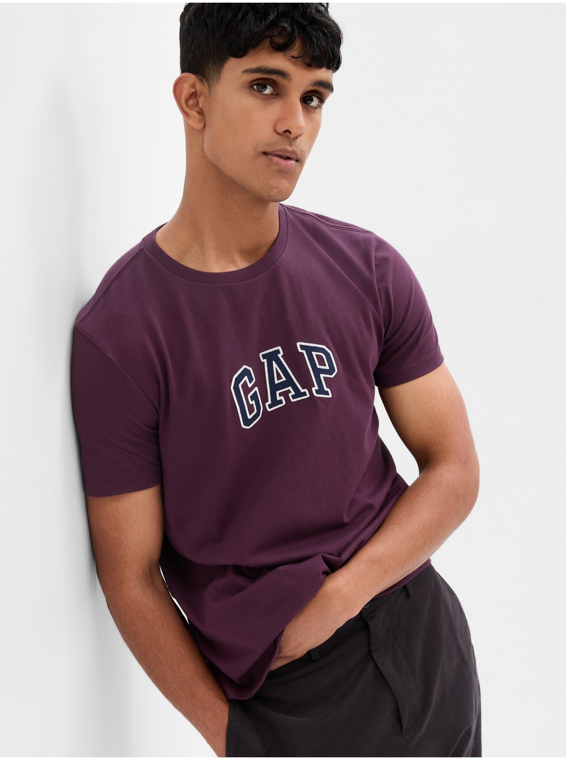 Levně Vínové pánské tričko GAP