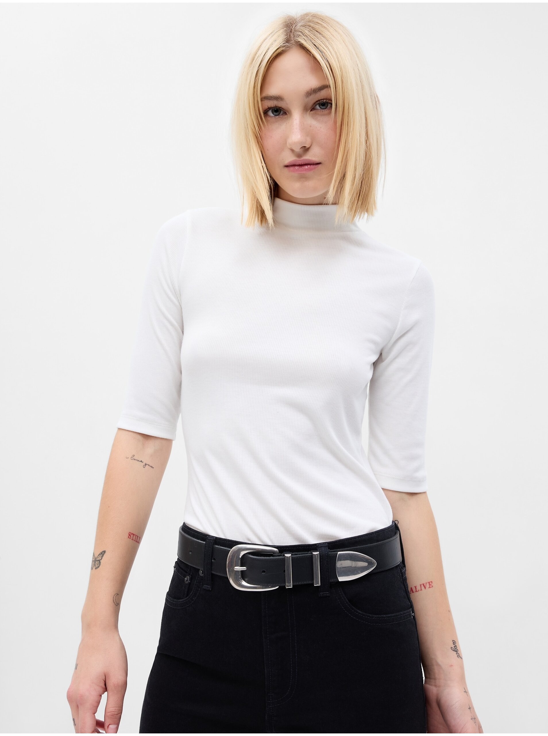 E-shop Bílé dámské tričko s rolákem GAP
