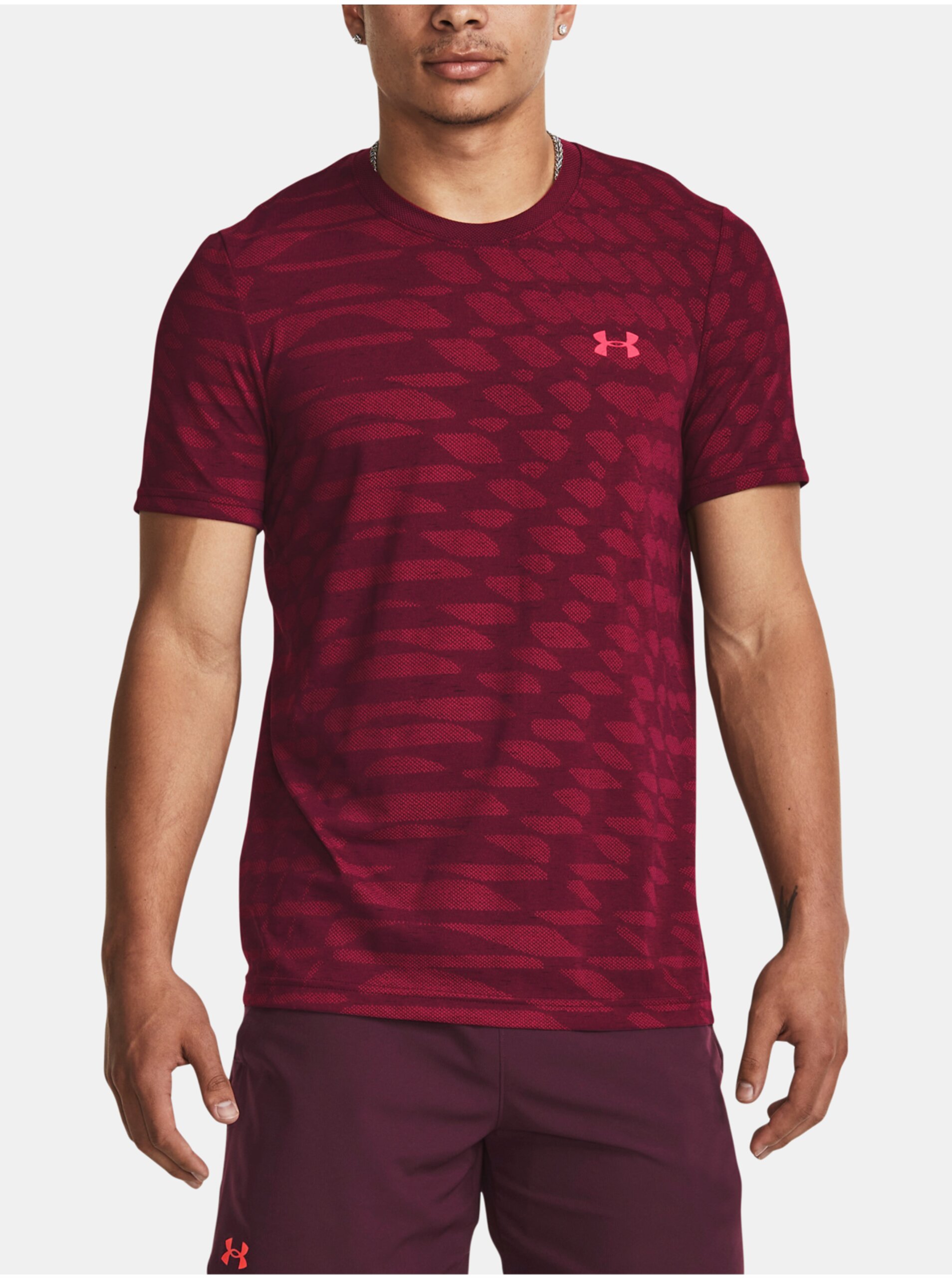 Lacno Vínové pánske športové vzorované tričko Under Armour Seamless