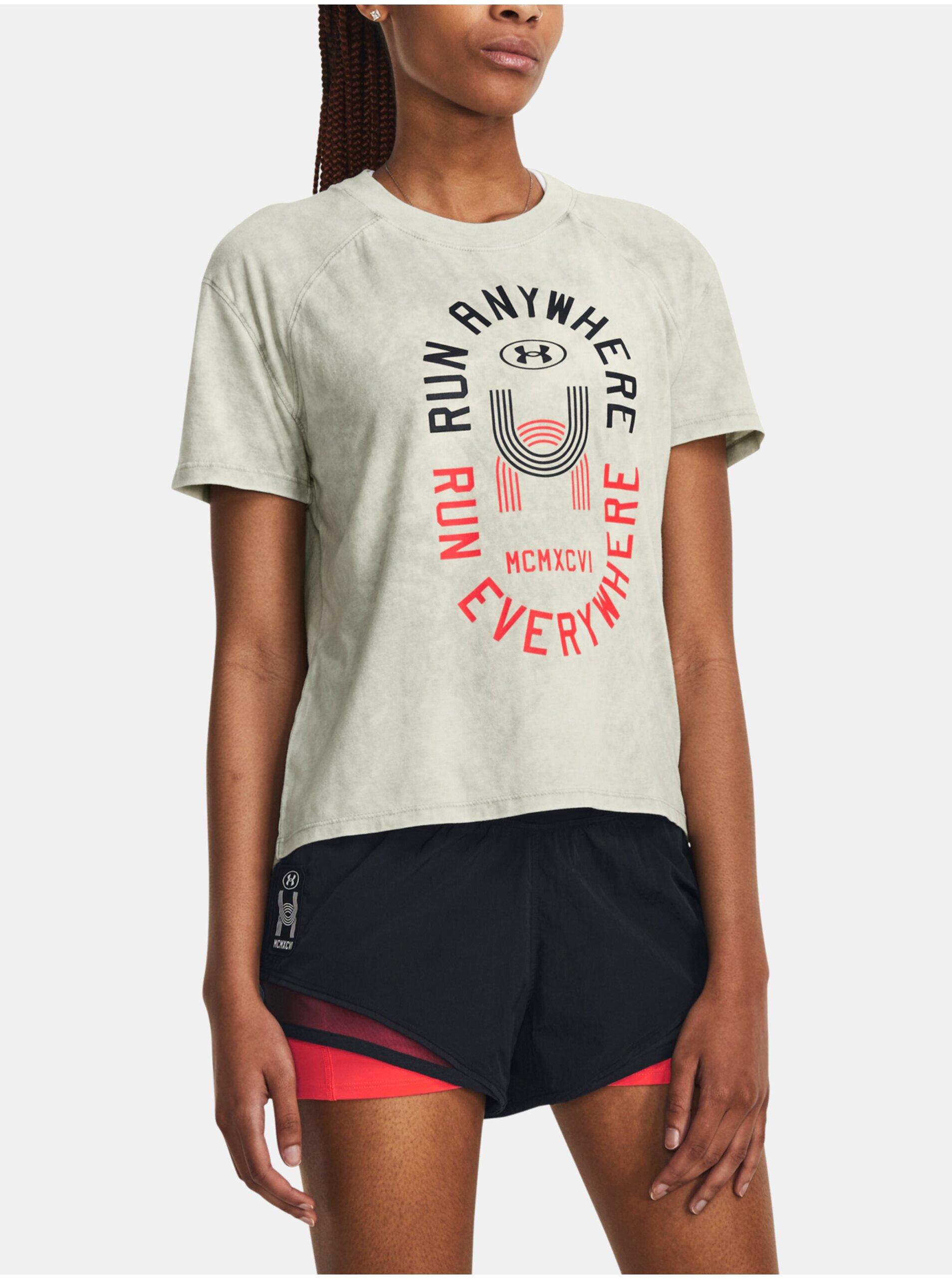 Levně Světle šedé dámské sportovní tričko Under Armour Run