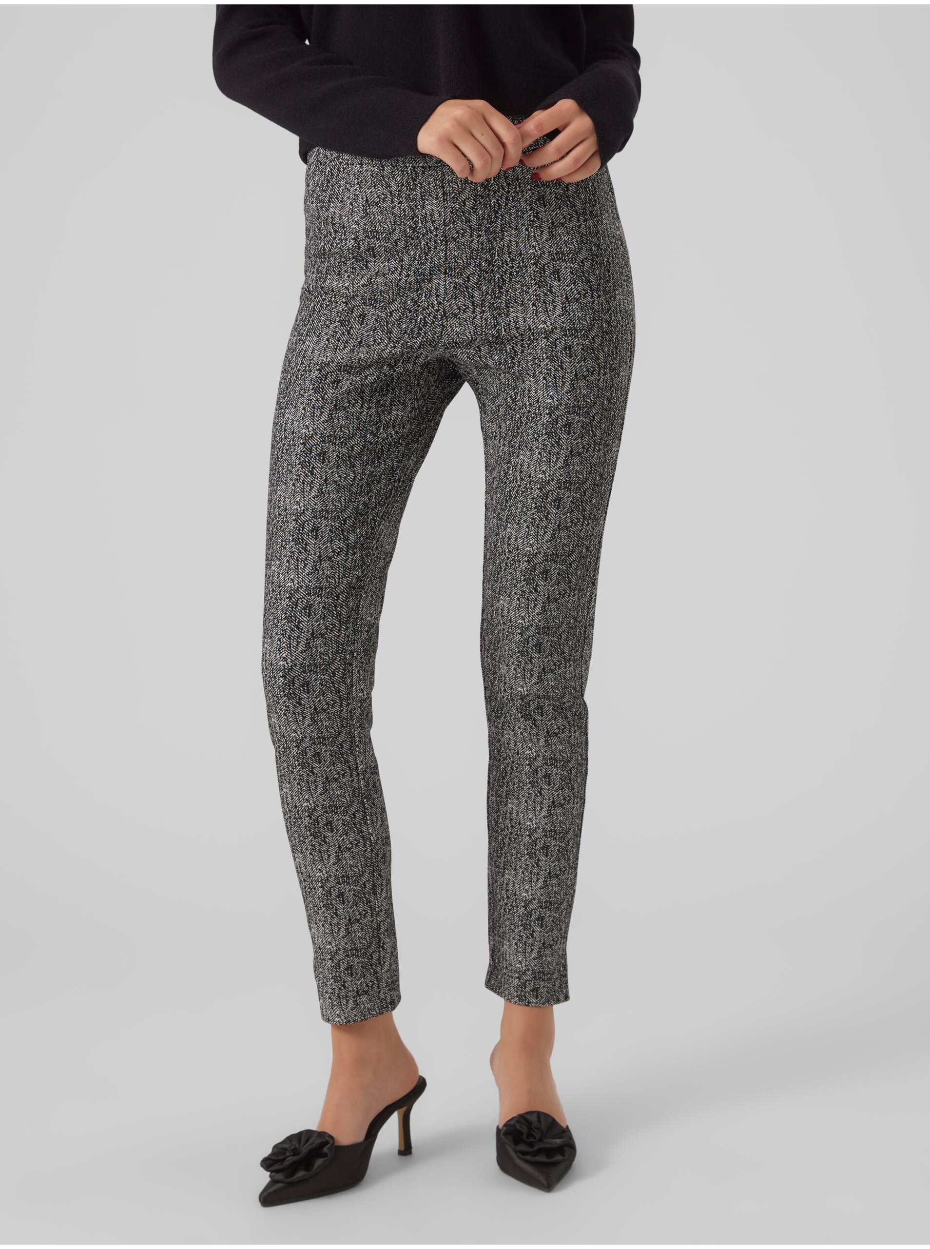 E-shop Šedé dámské vzorované kalhoty AWARE by VERO MODA Gracelynn