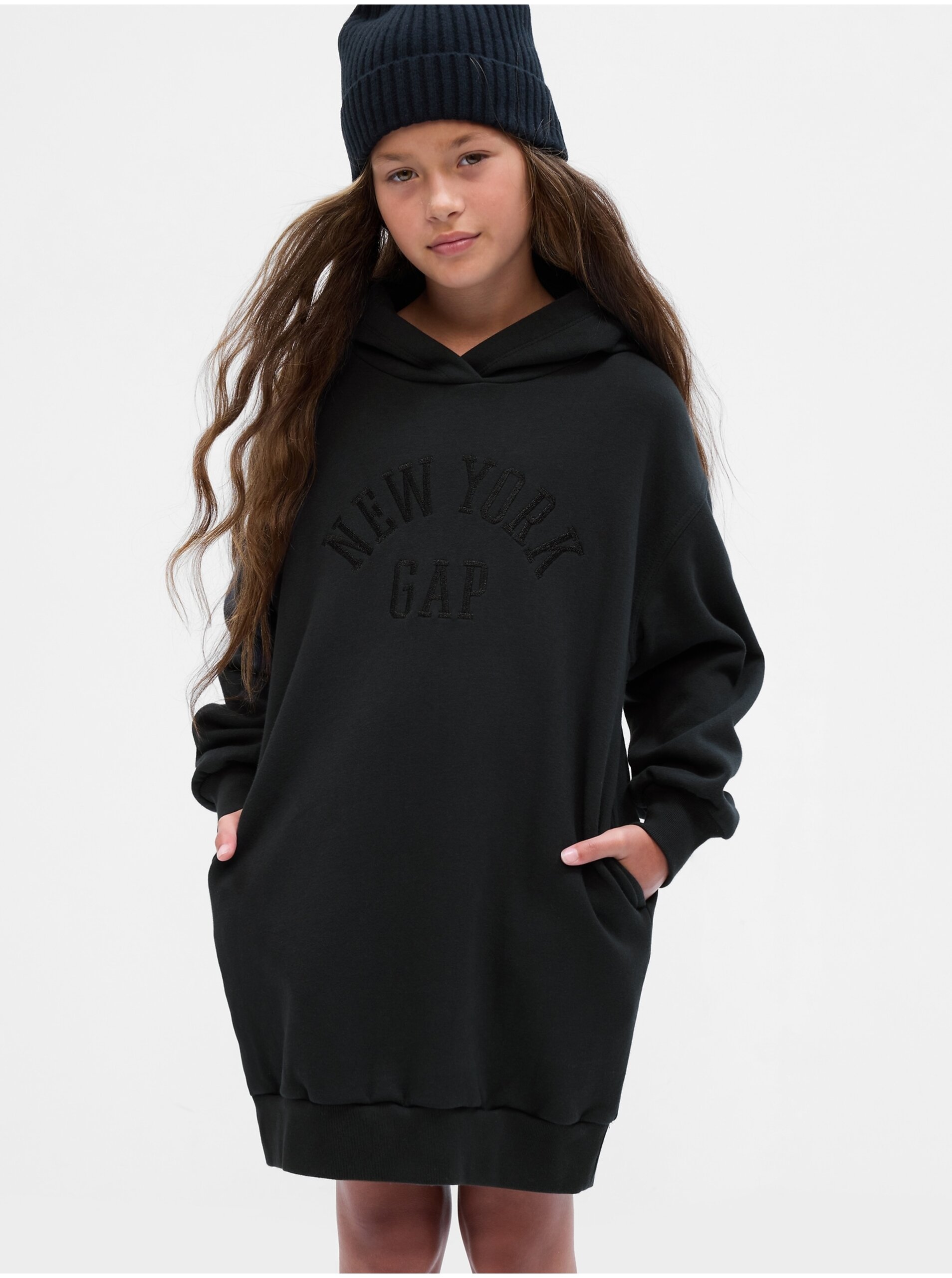 Levně Černé holčičí mikinové šaty s kapucí Gap