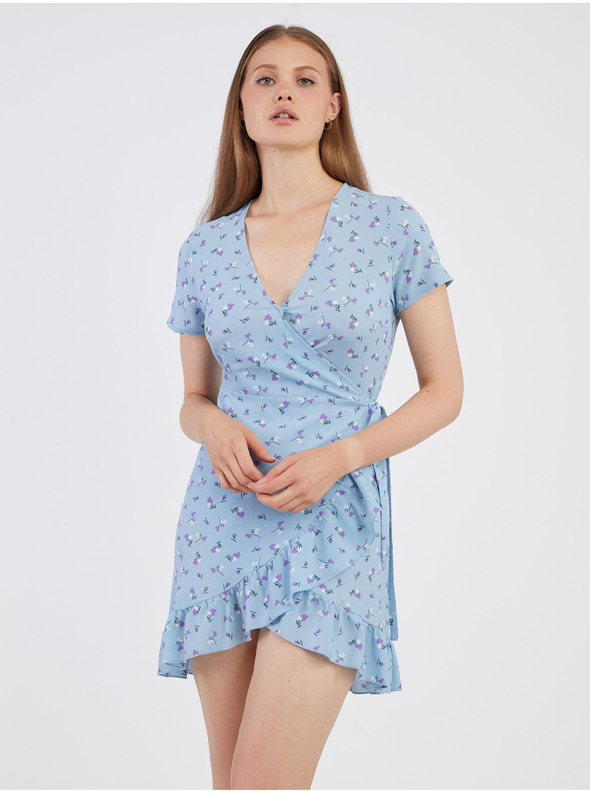 E-shop Světle modré dámské květované zavinovací šaty Noisy May Clara