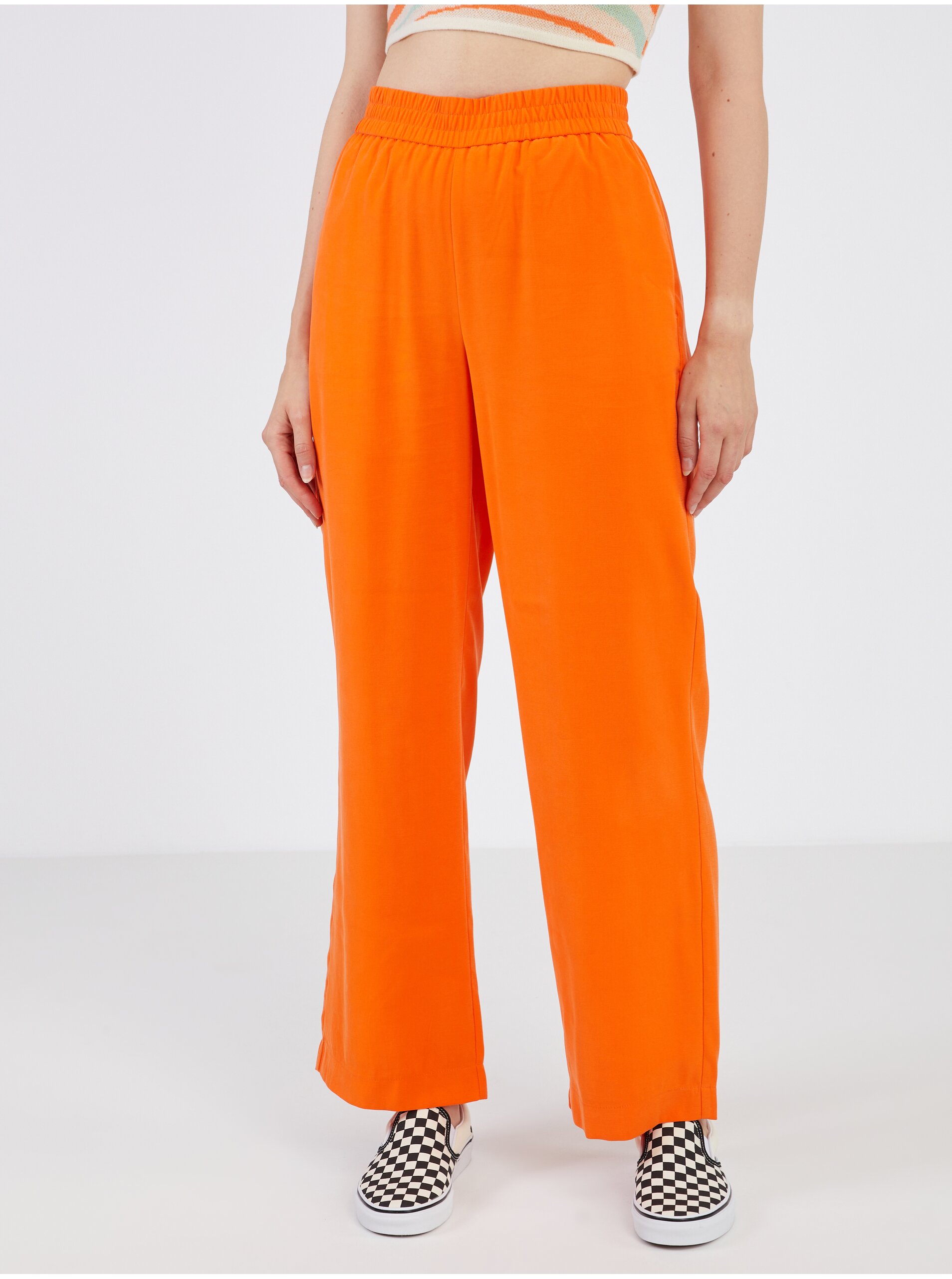 Levně Oranžové dámské široké kalhoty VERO MODA Carmen