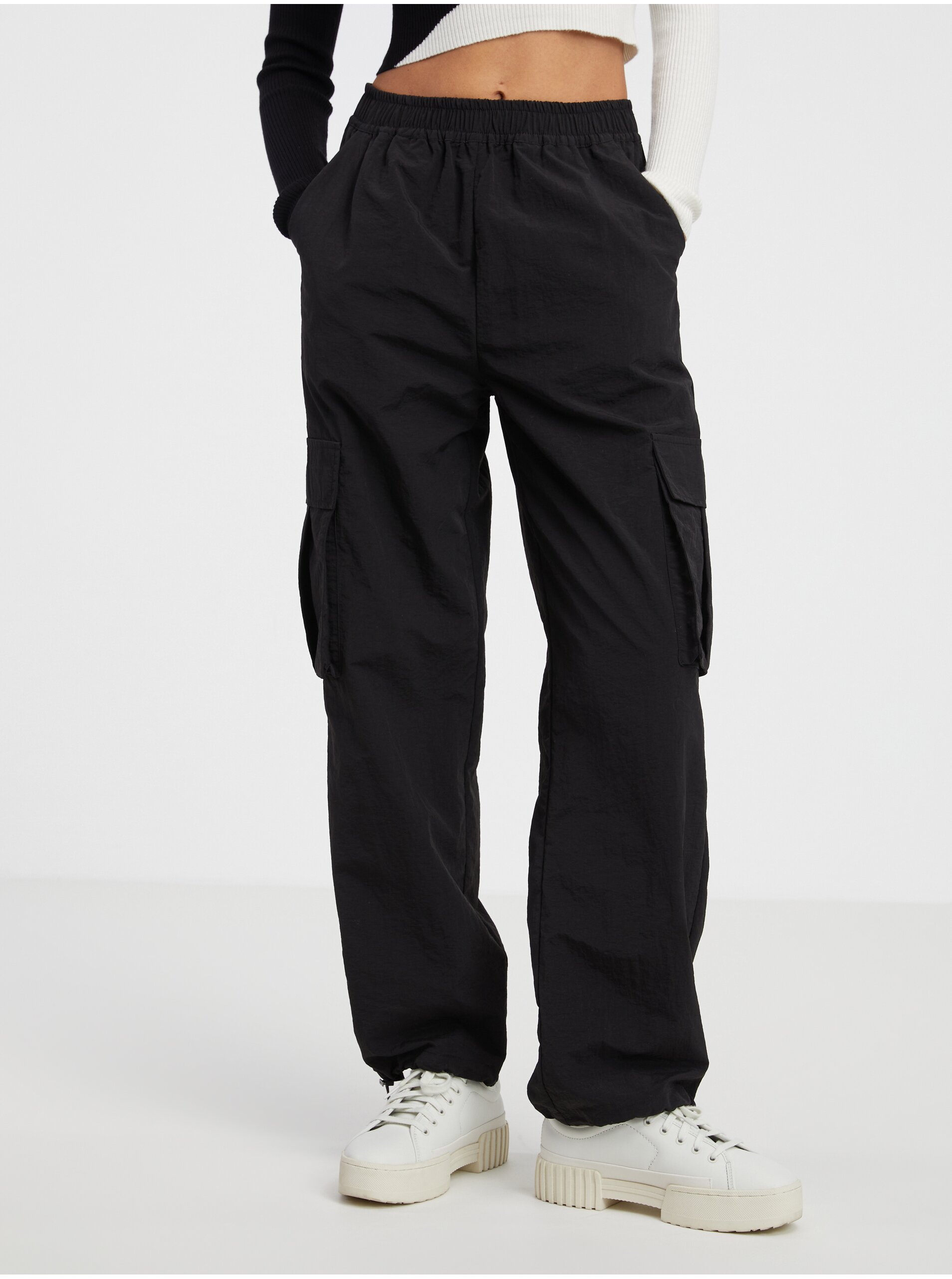 E-shop Černé dámské šusťákové kalhoty s kapsami ONLY Karin