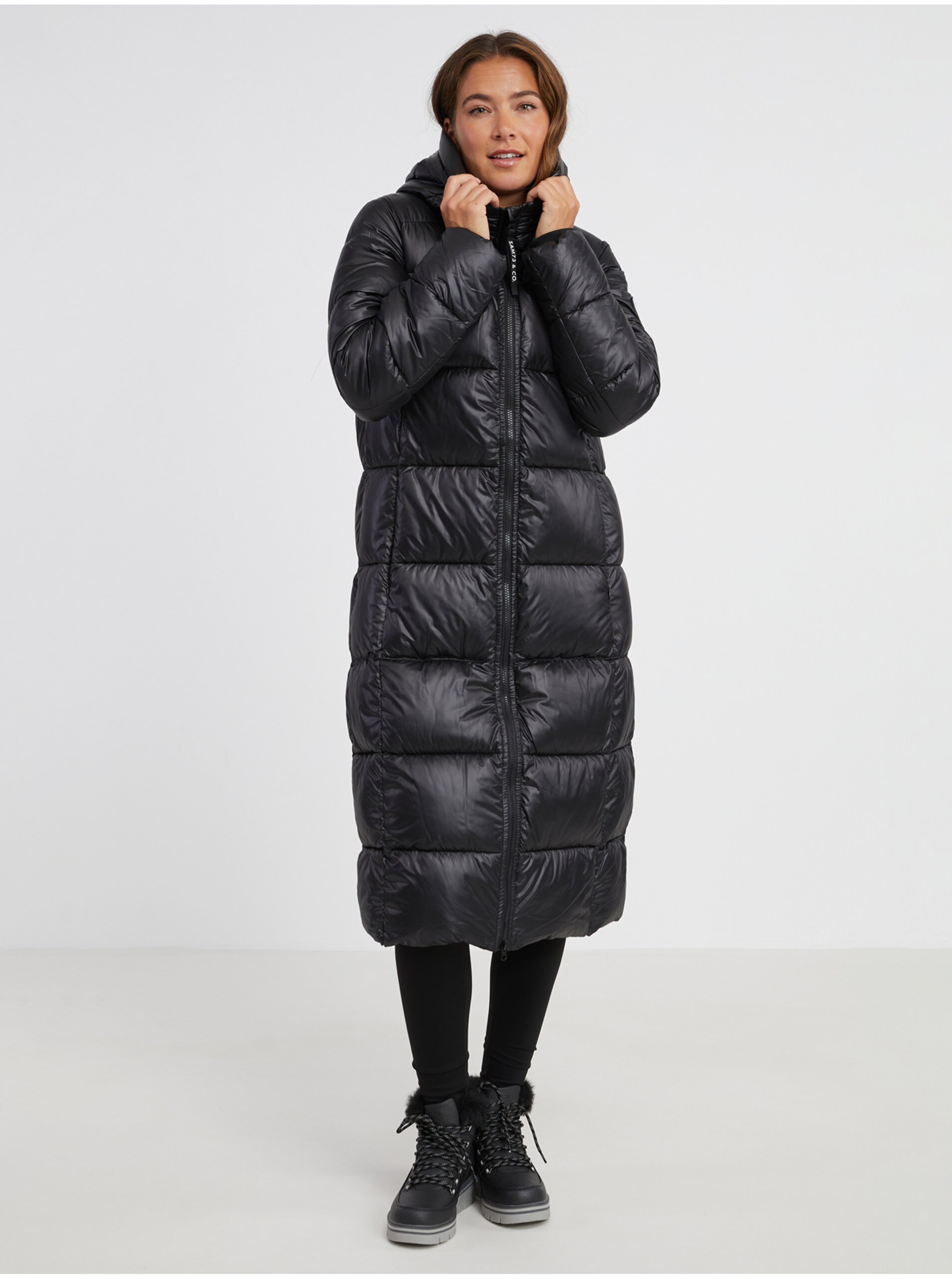 E-shop Černý dámský prošívaný kabát s kapucí SAM 73 Anna