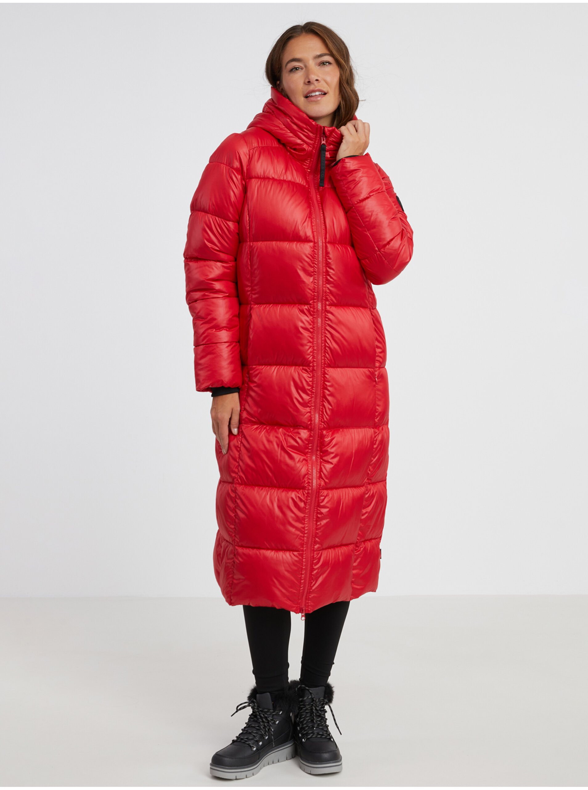 Levně Červený dámský prošívaný kabát s kapucí SAM 73 Anna