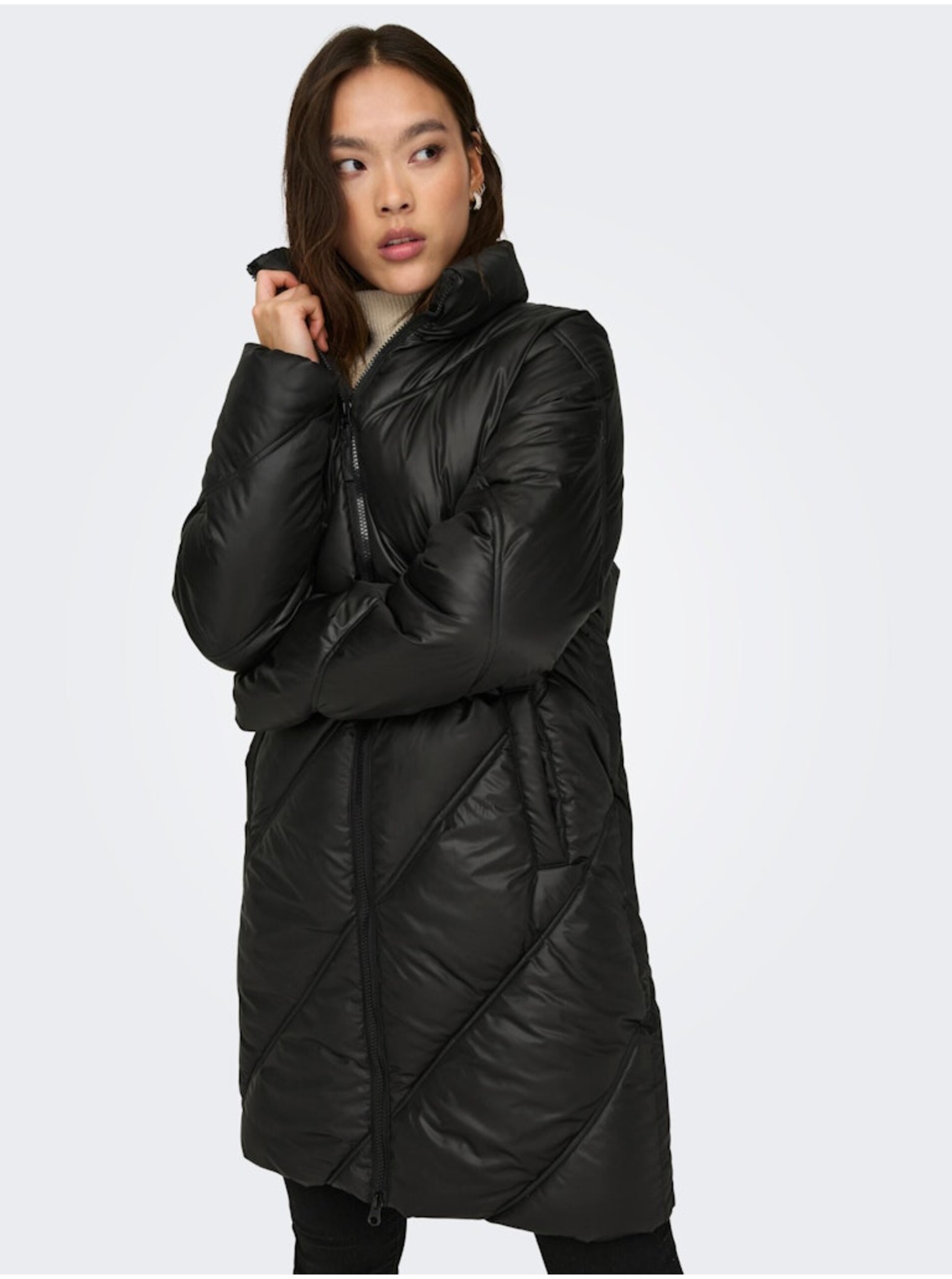 E-shop Čierny dámsky prešívaný zimný kabát JDY Verona