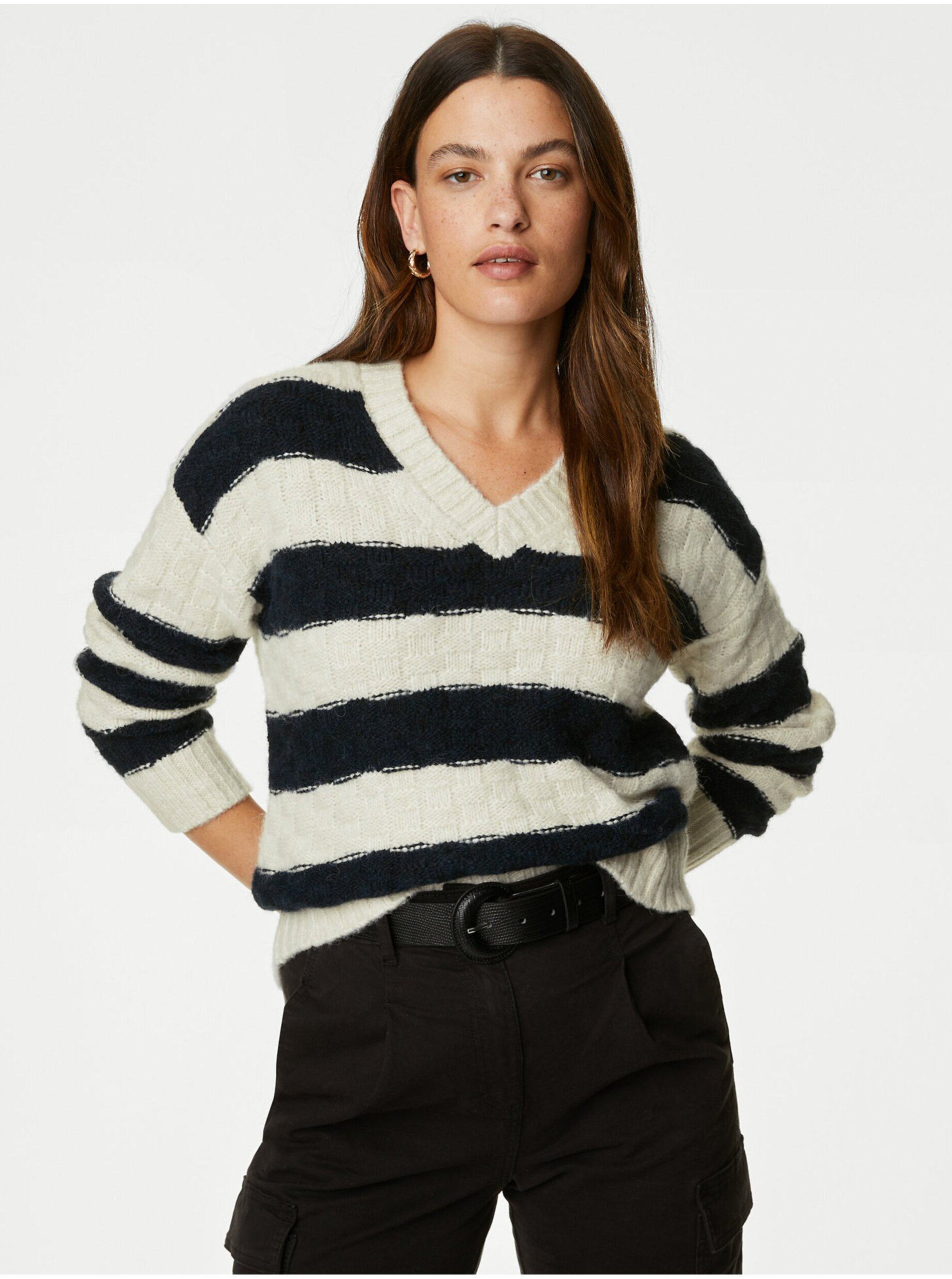 Levně Krémovo-černý dámský pruhovaný svetr s véčkovým výstřihem Marks & Spencer