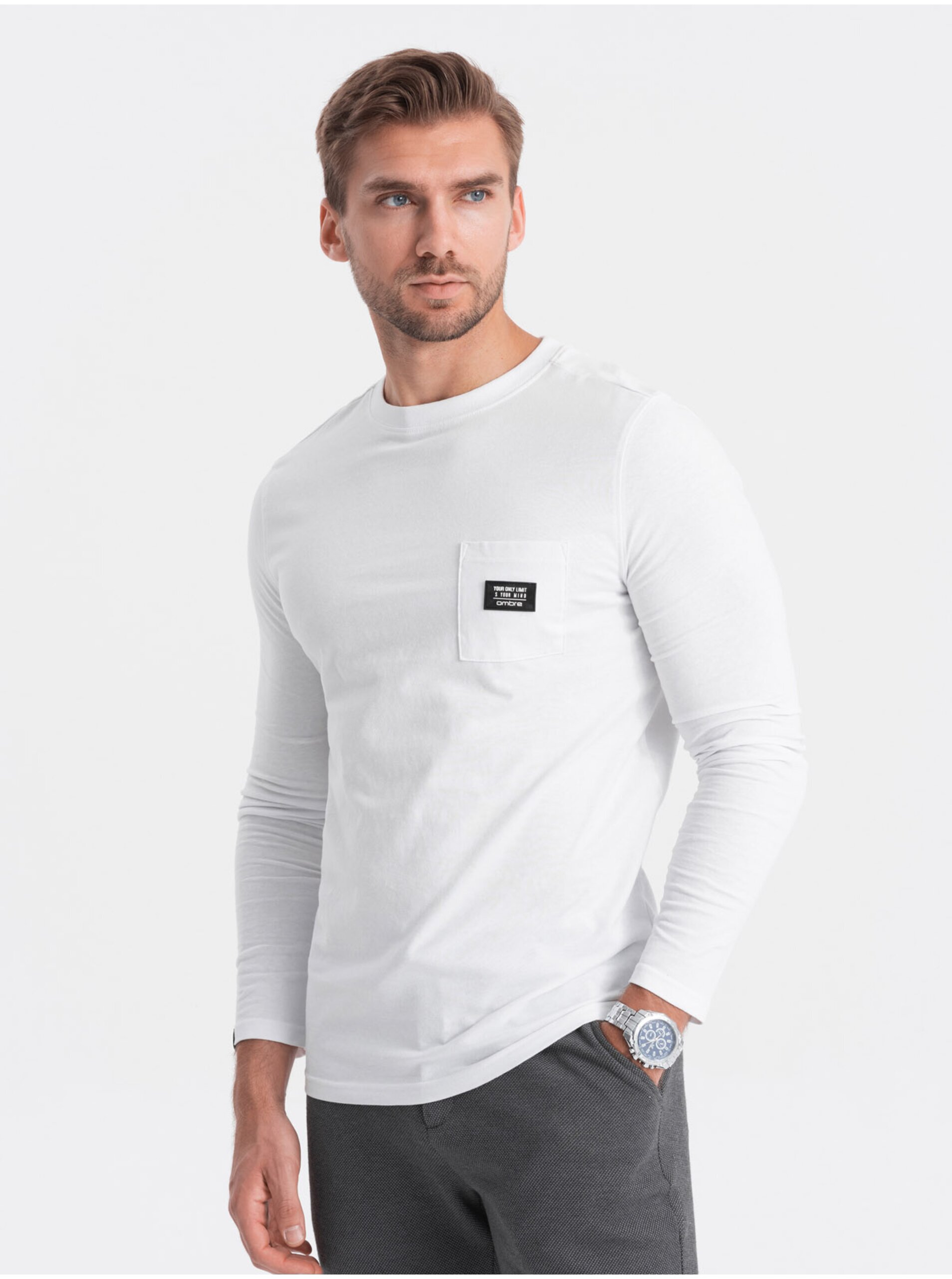 Levně Bílé pánské tričko s dlouhým rukávem Ombre Clothing