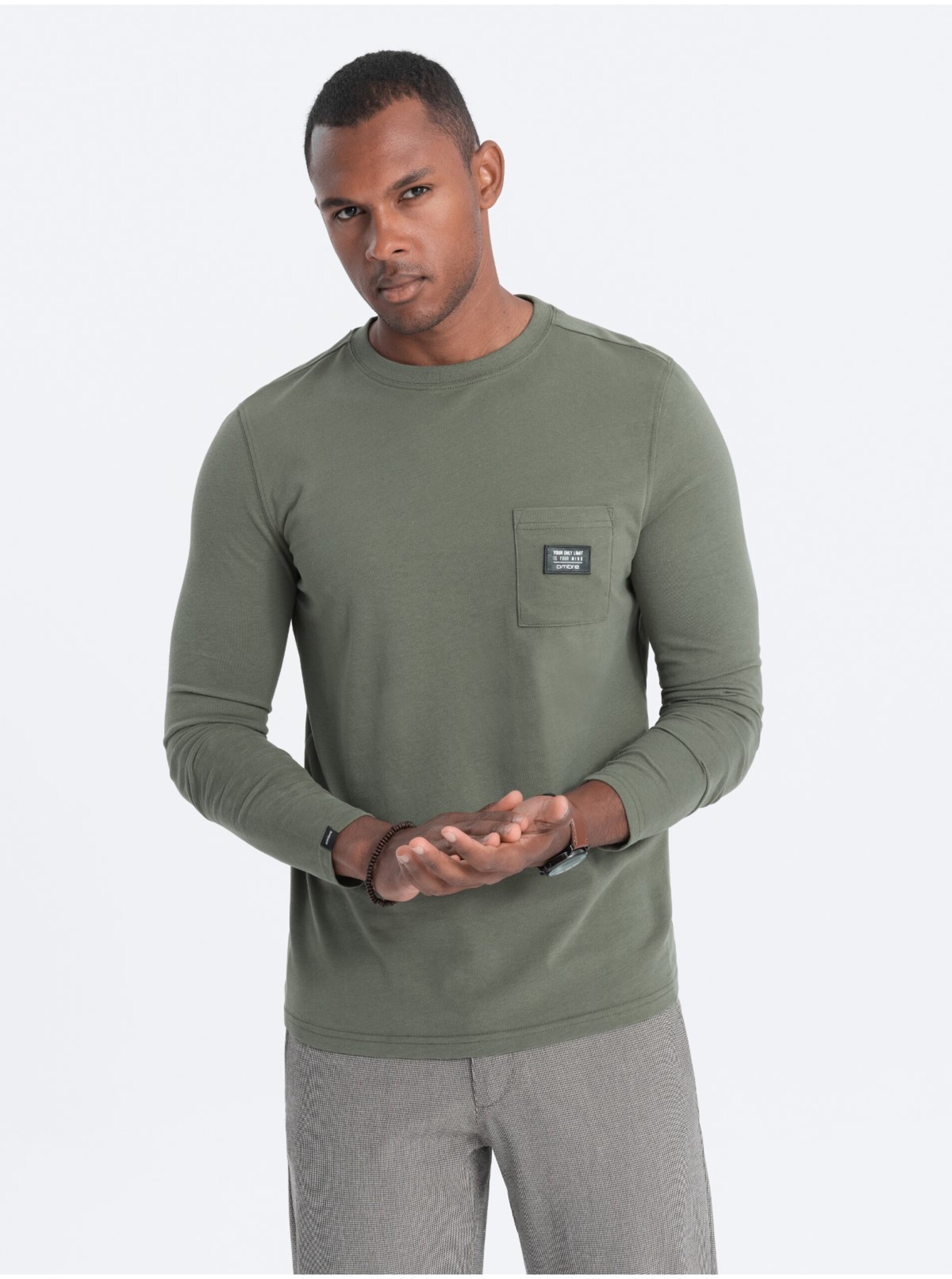 E-shop Zelené pánské tričko s dlouhým rukávem Ombre Clothing