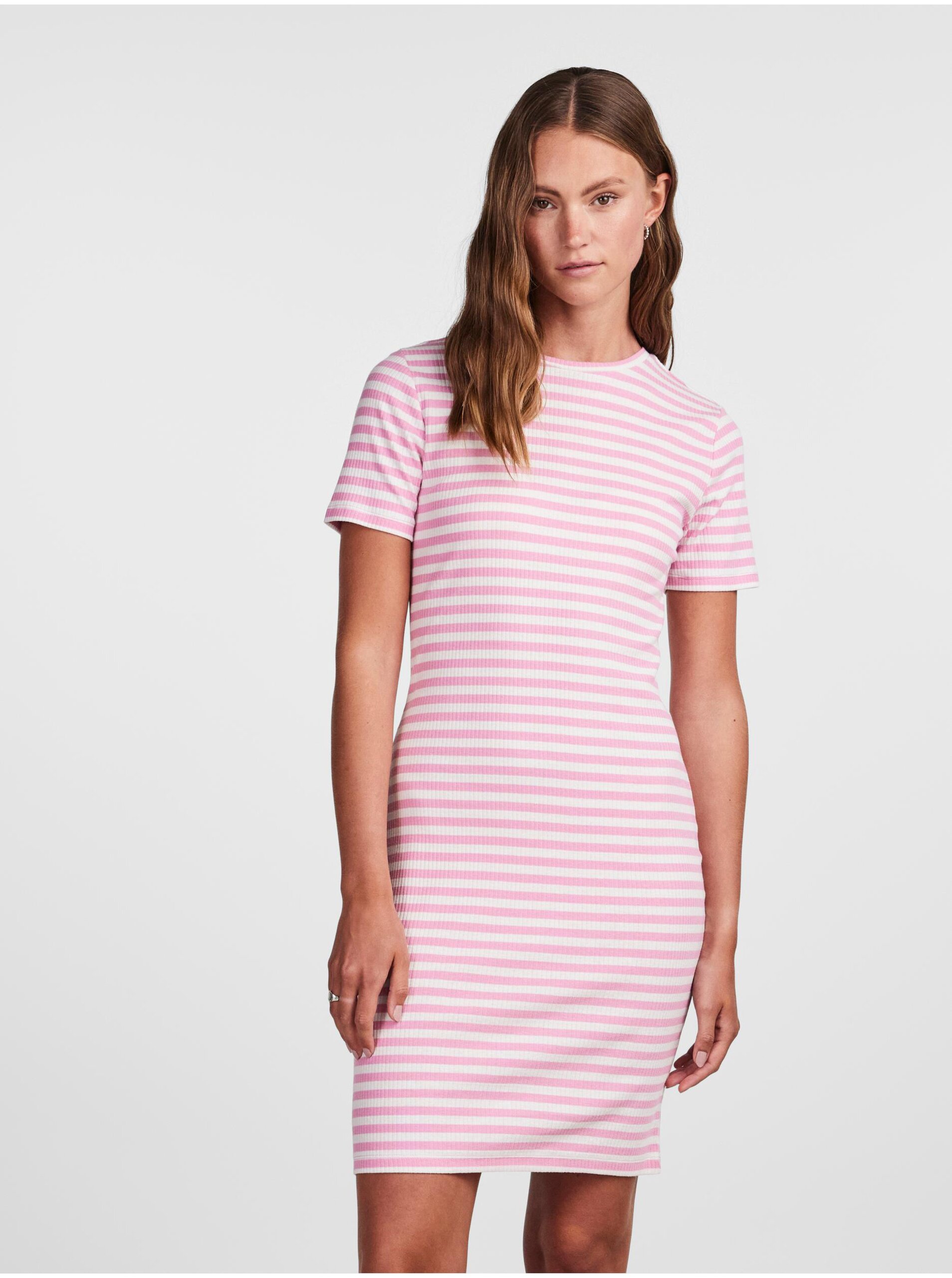 E-shop Bílo-růžové dámské pruhované pouzdrové šaty Pieces Ruka