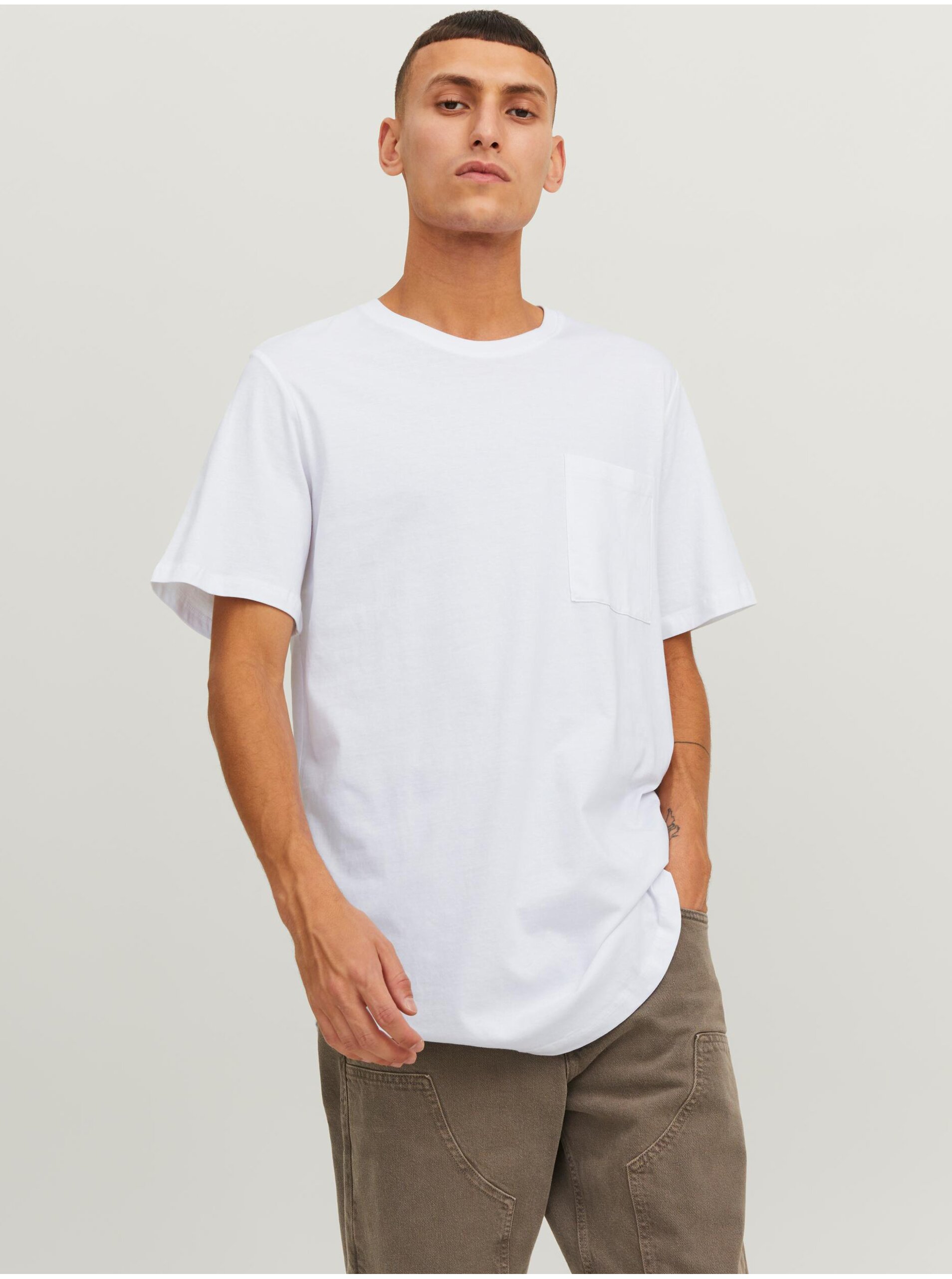 E-shop Bílé pánské tričko s kapsou Jack & Jones Noa
