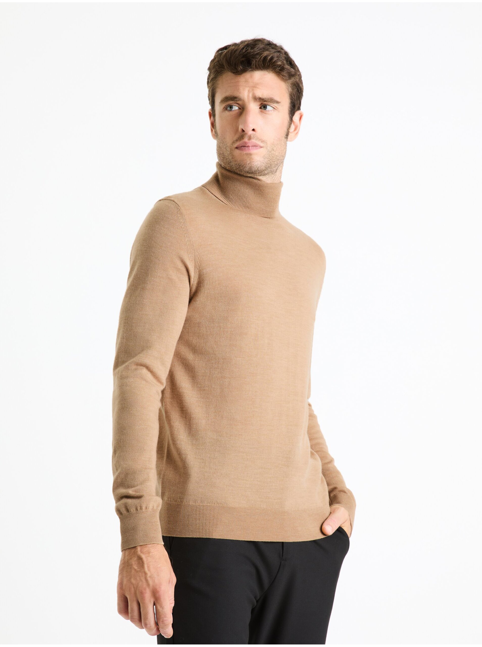 Lacno Svetlo hnedý pánsky basic sveter s rolákom Celio Menos
