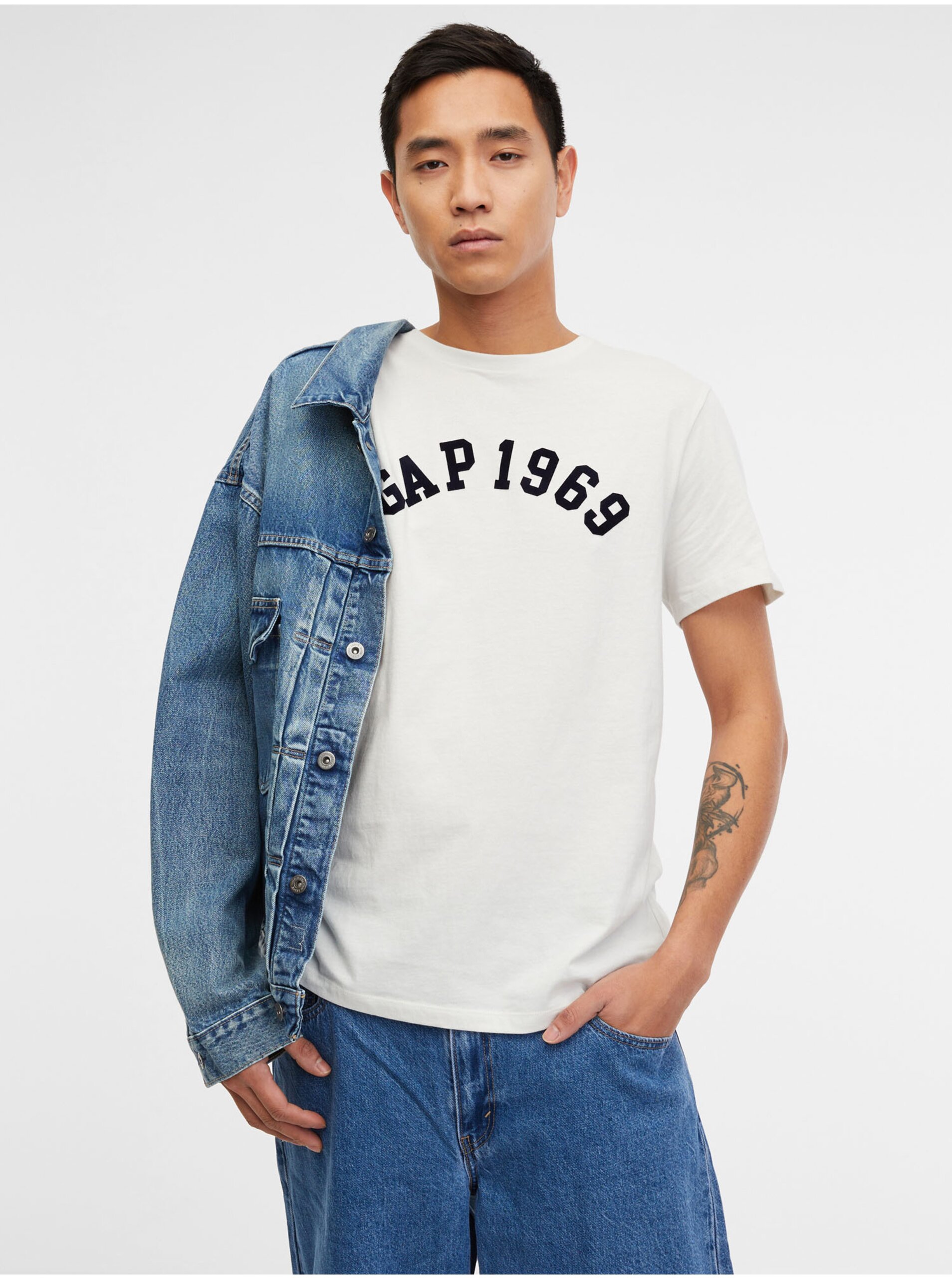 E-shop Bílé pánské tričko s nápisem GAP 1969