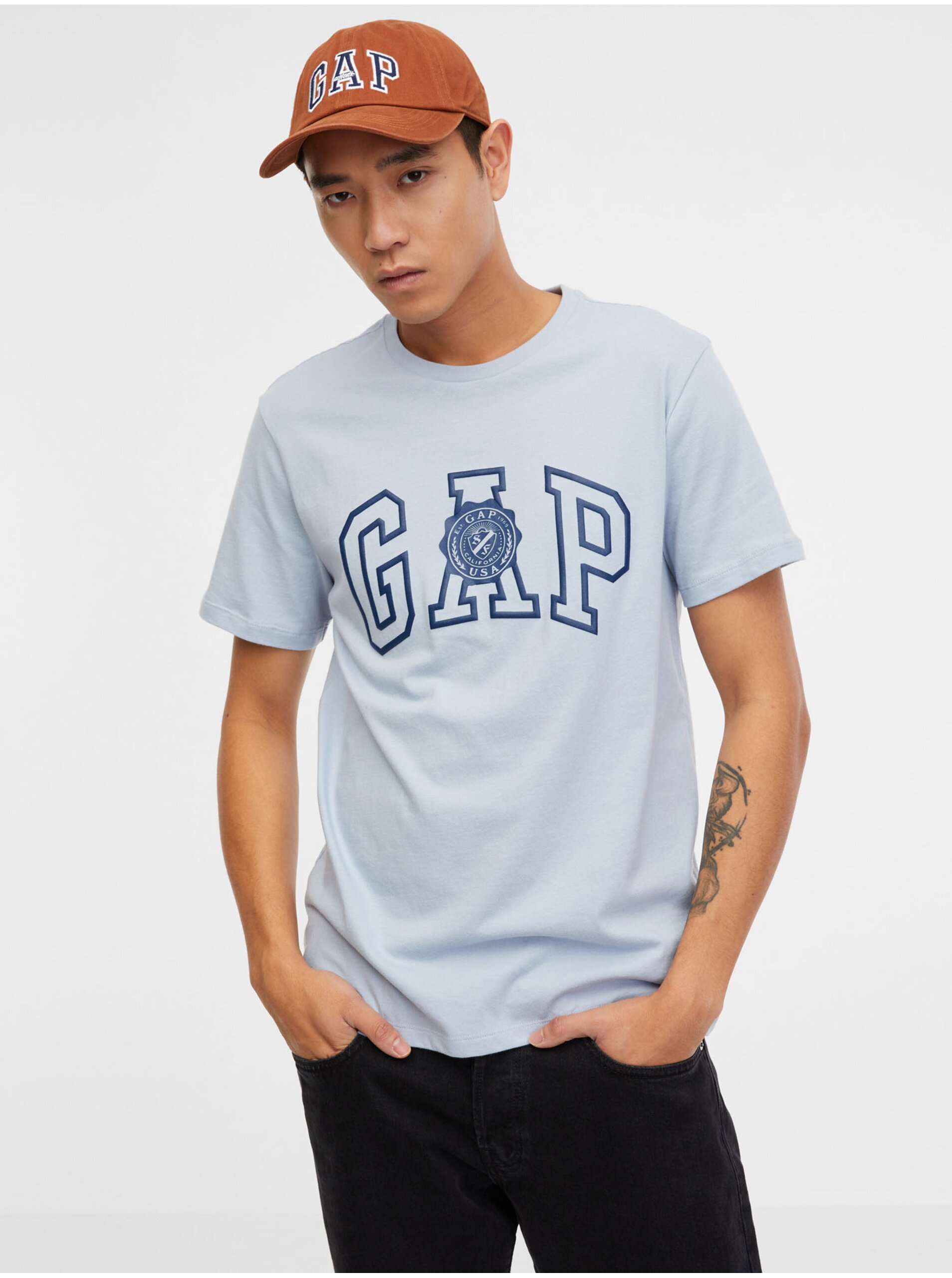 Levně Světle modré pánské tričko s potiskem GAP