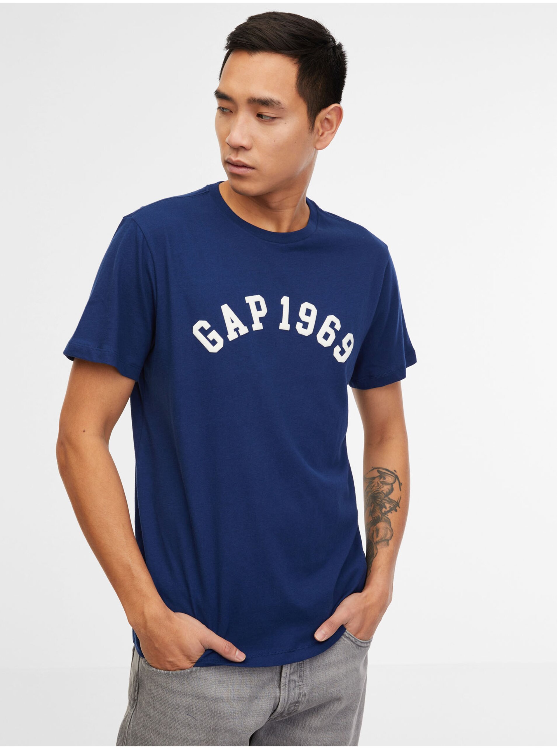Levně Tmavě modré pánské tričko GAP 1969