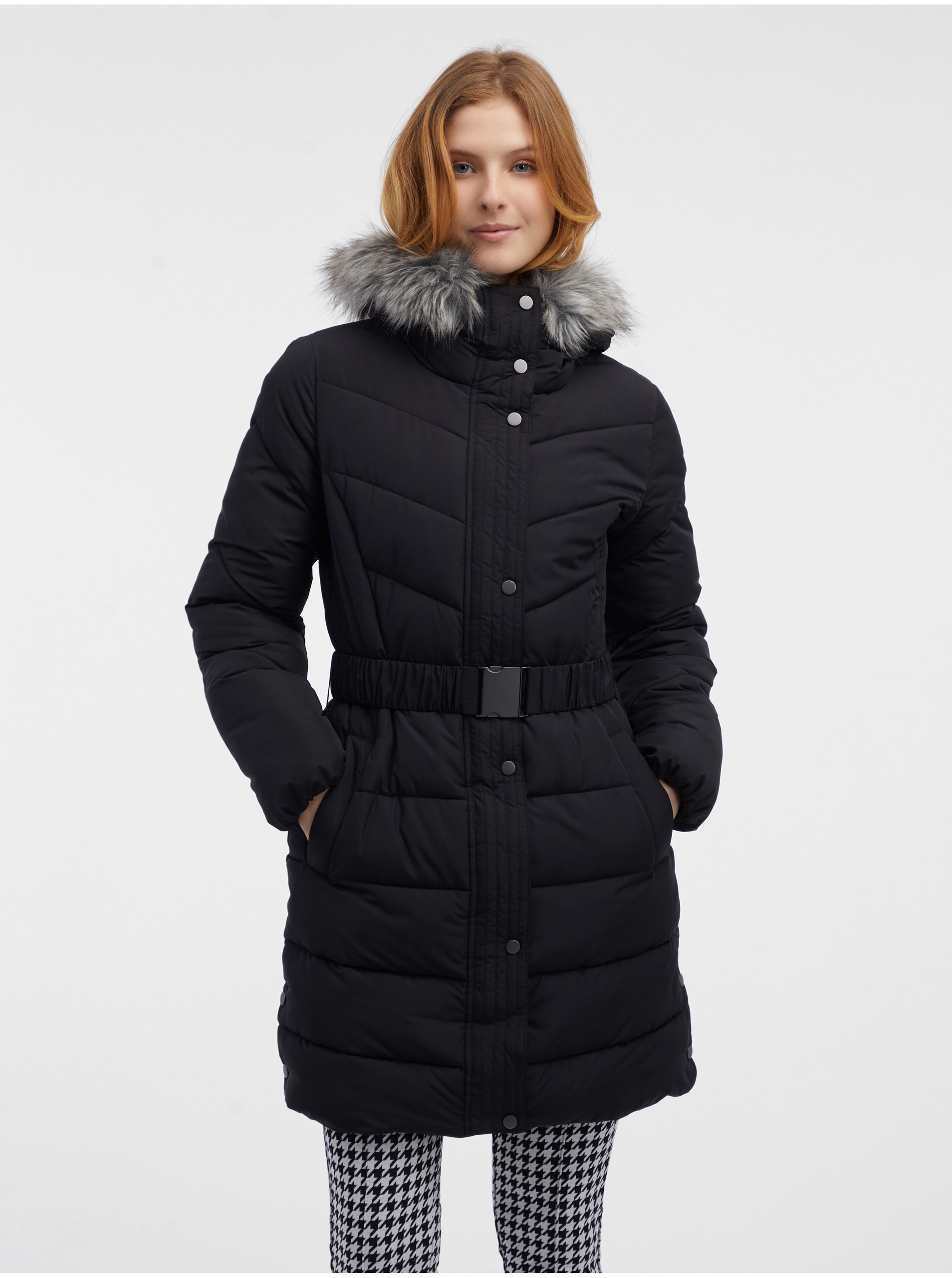 E-shop Černý dámský prošívaný kabát s umělým kožíškem ORSAY