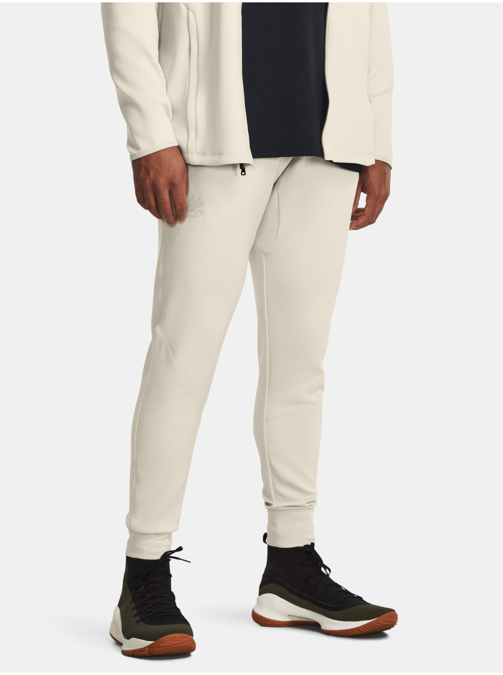 E-shop Bílé sportovní kalhoty Under Armour Curry Playable Pant