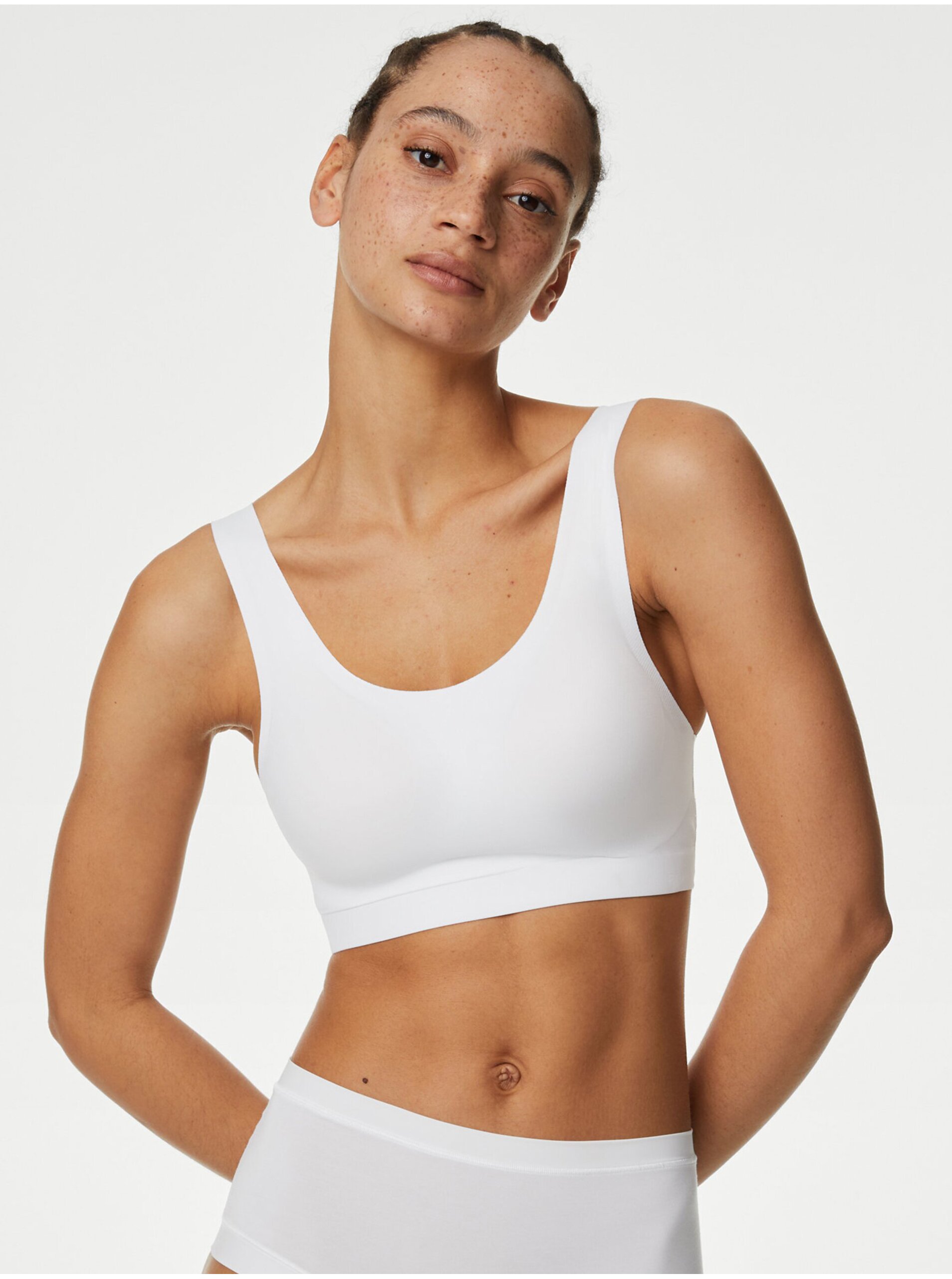 E-shop Bílá dámská podprsenka bez kostic Marks & Spencer Flexifit™