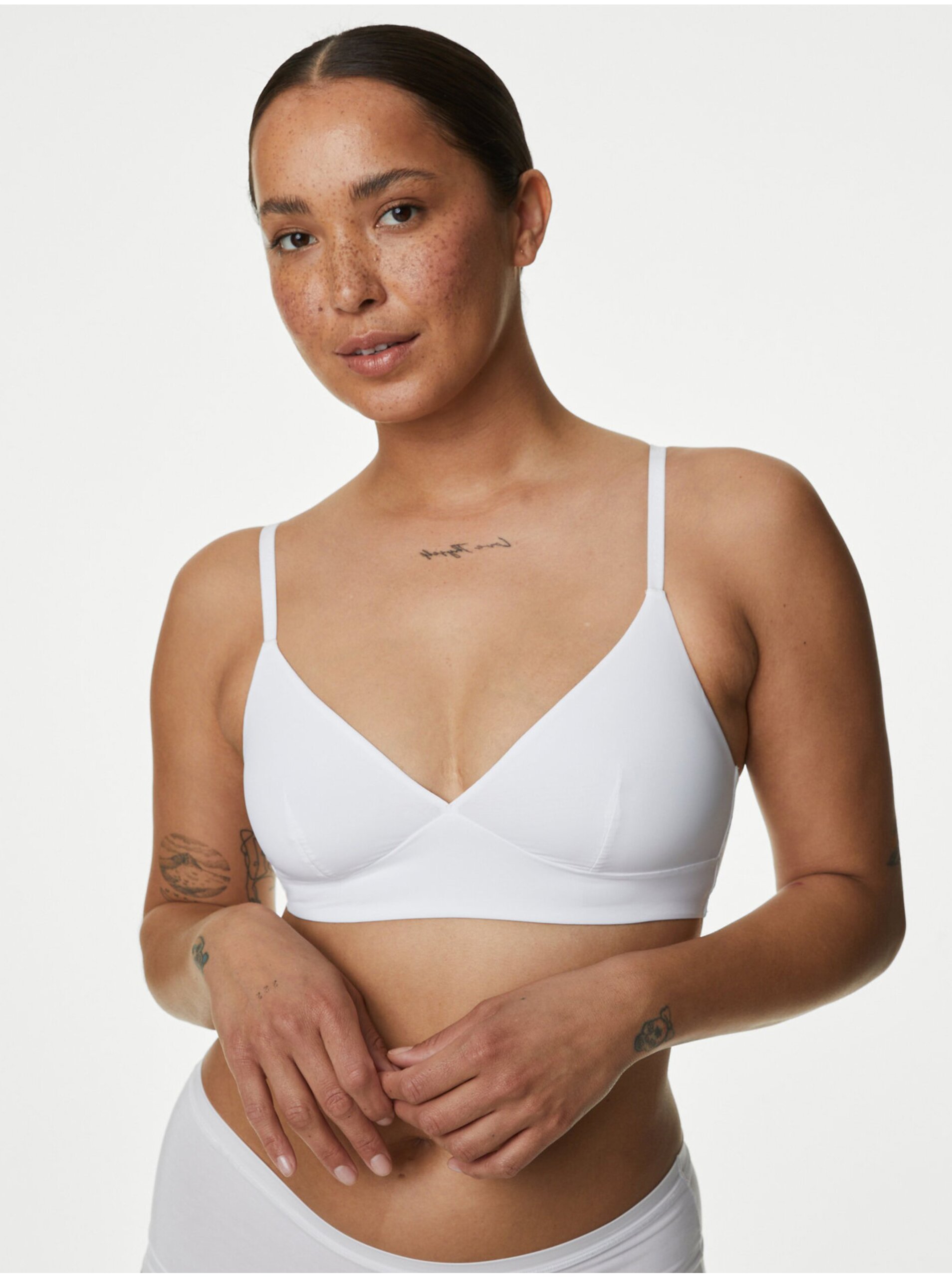 E-shop Bílá dámská braletka bez kostic Marks & Spencer Flexifit™