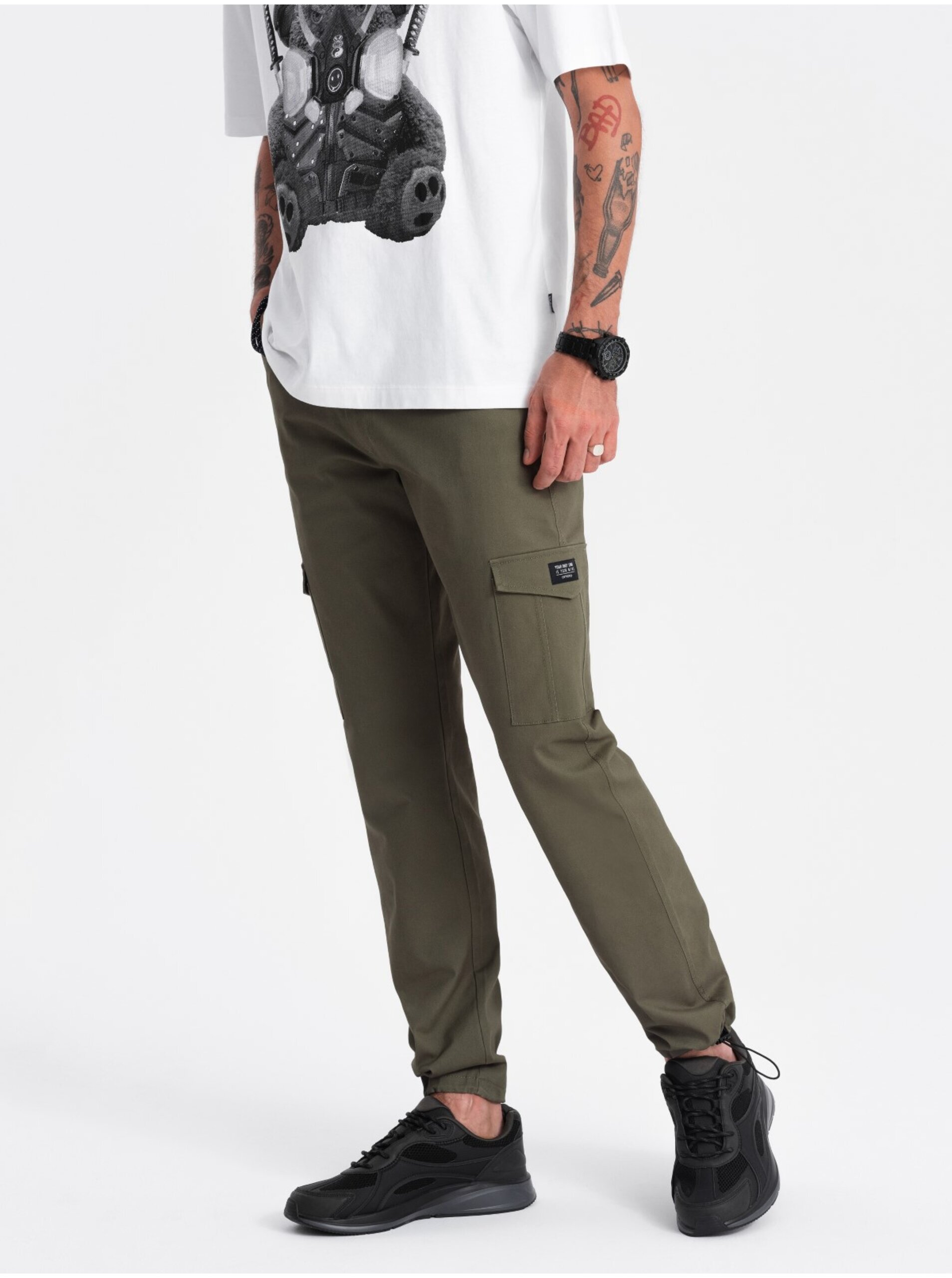 Levně Tmavě zelené pánské cargo kalhoty Ombre Clothing