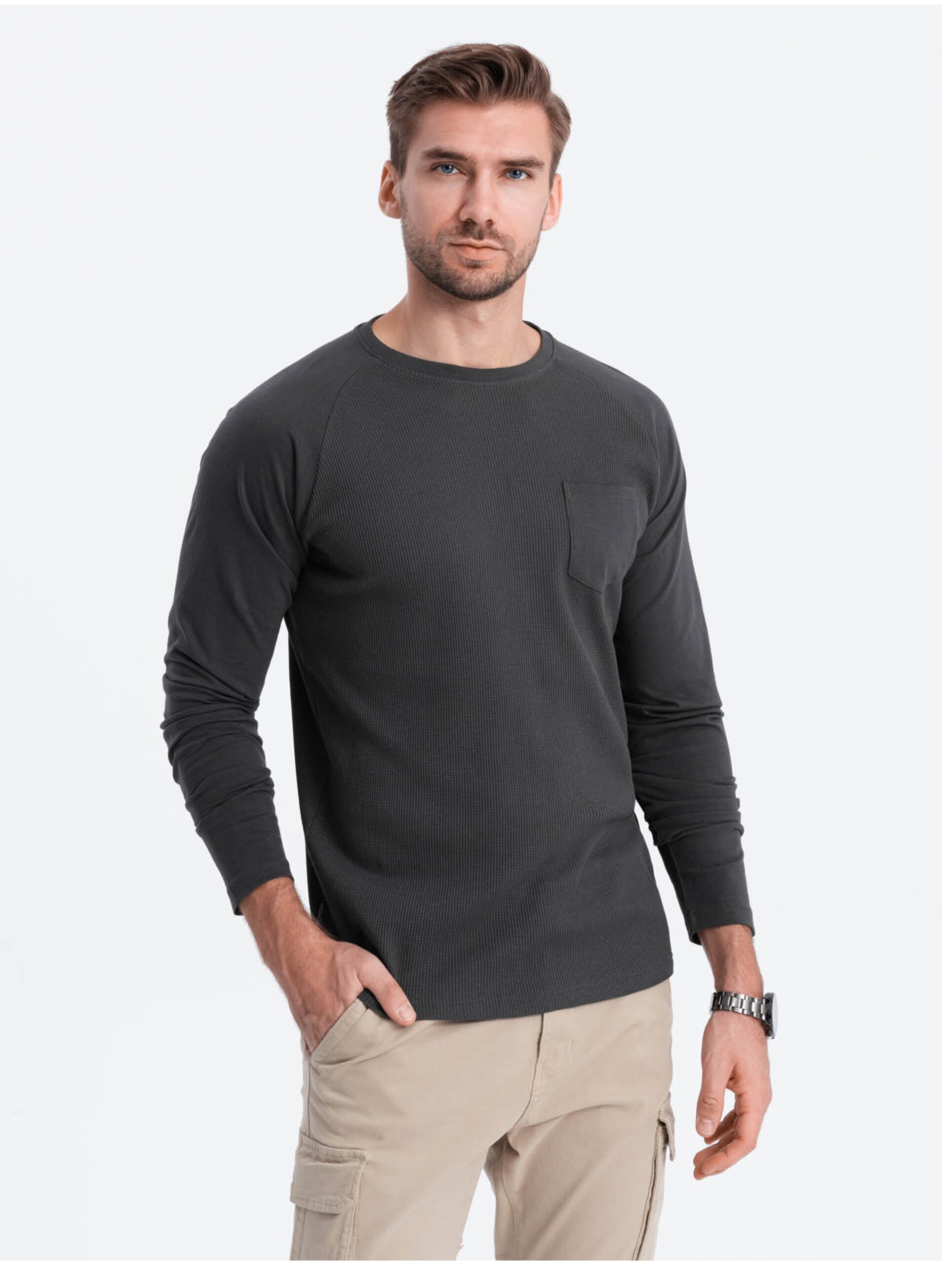 Levně Tmavě šedé pánské basic tričko s kapsičkou Ombre Clothing