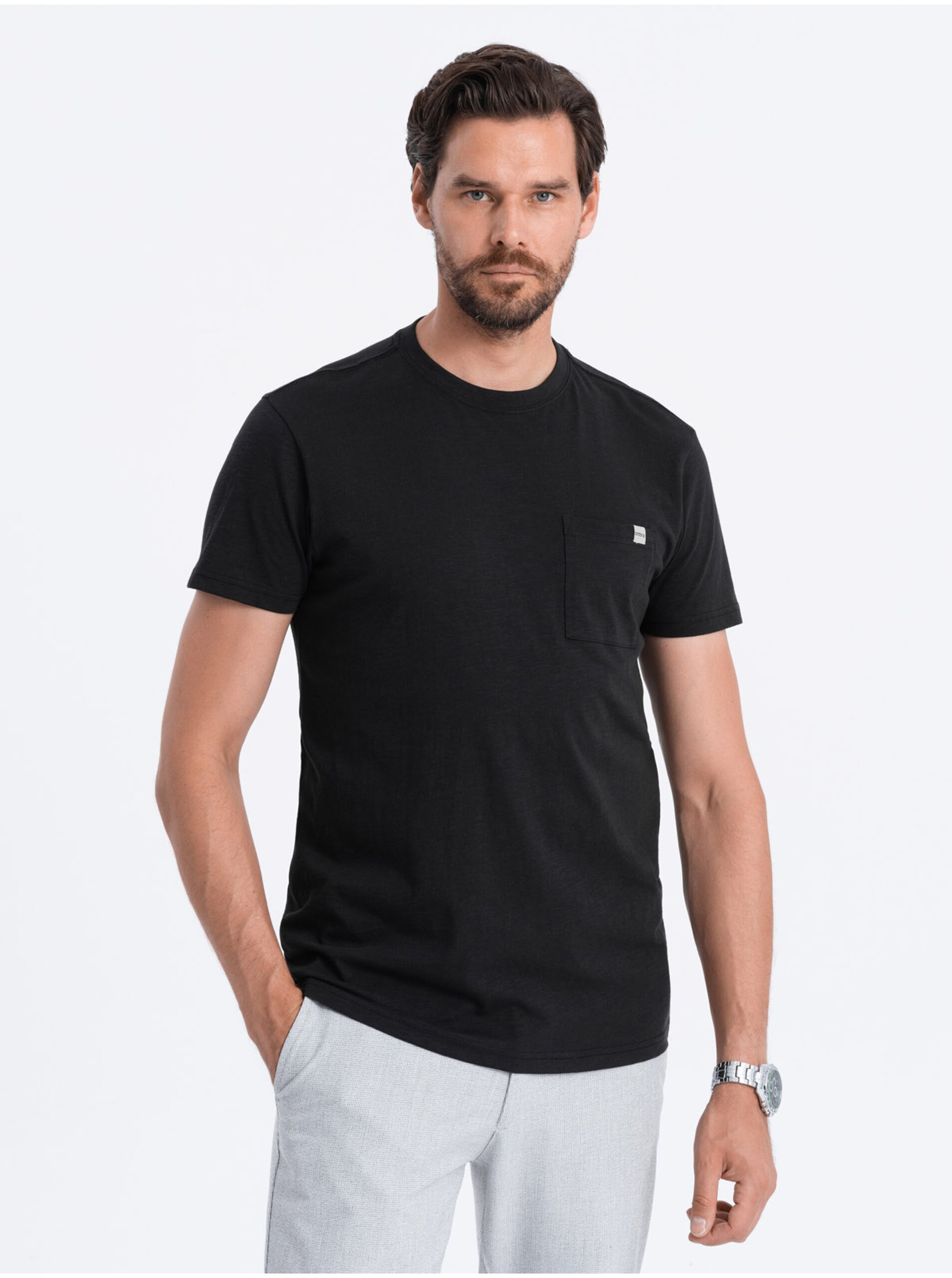 Levně Černé pánské tričko s kapsičkou Ombre Clothing