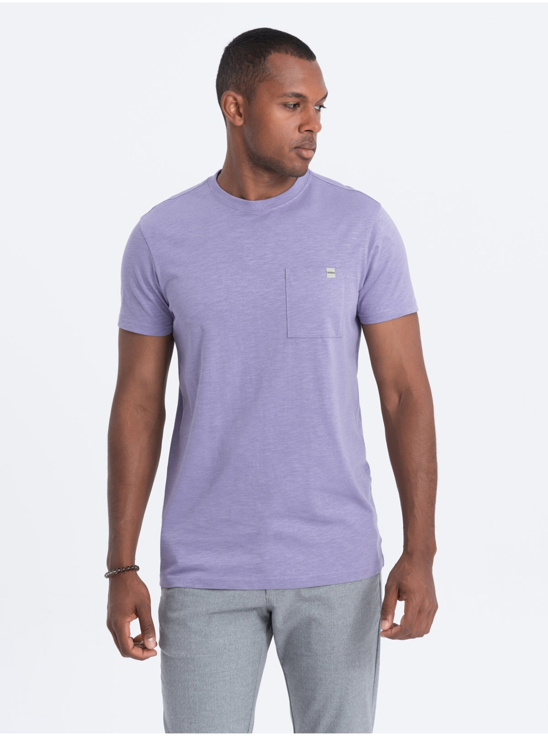 Levně Fialové pánské tričko s kapsičkou Ombre Clothing