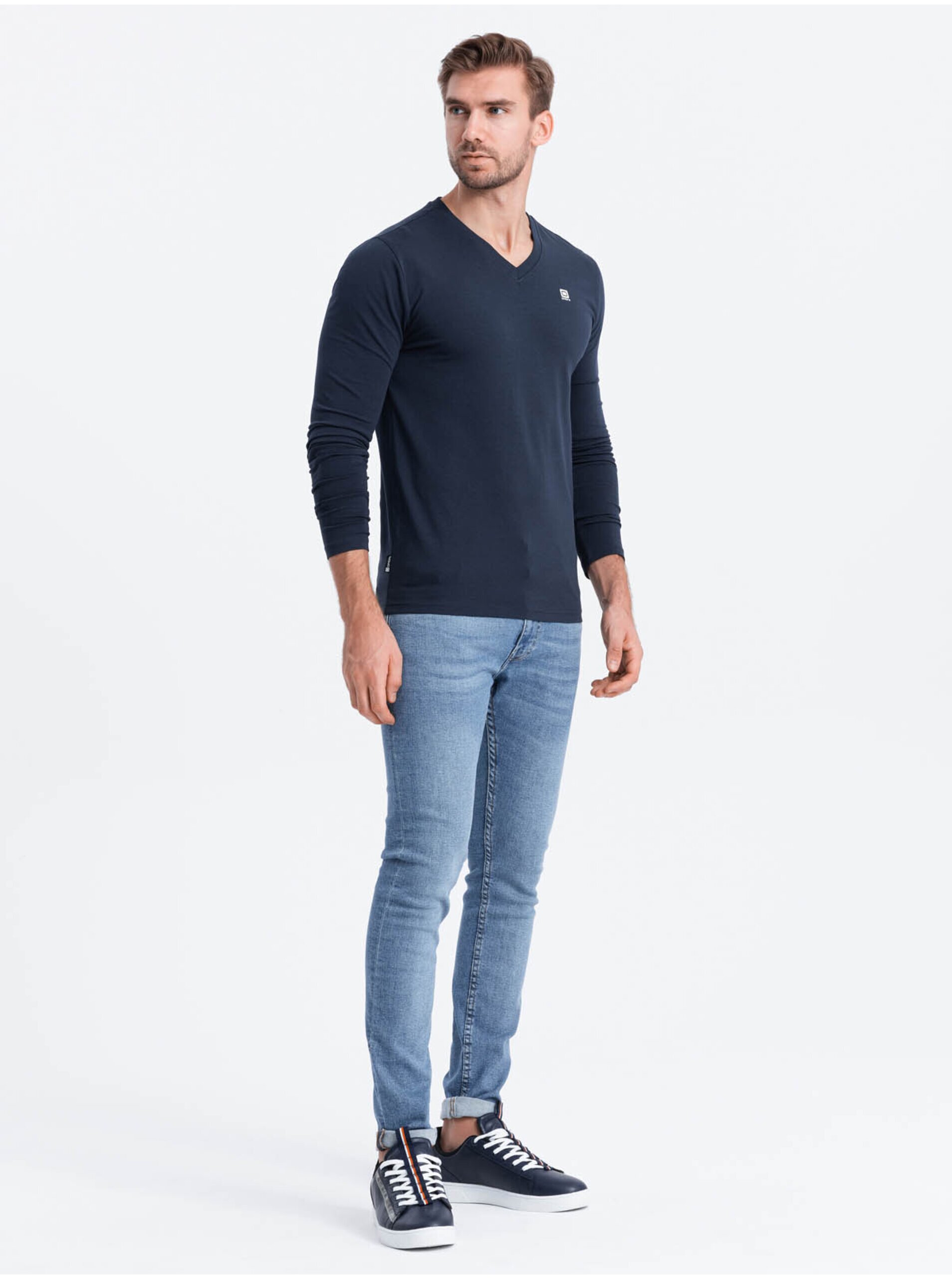 Tmavě modré pánské tričko s véčkovým výstřihem Ombre Clothing