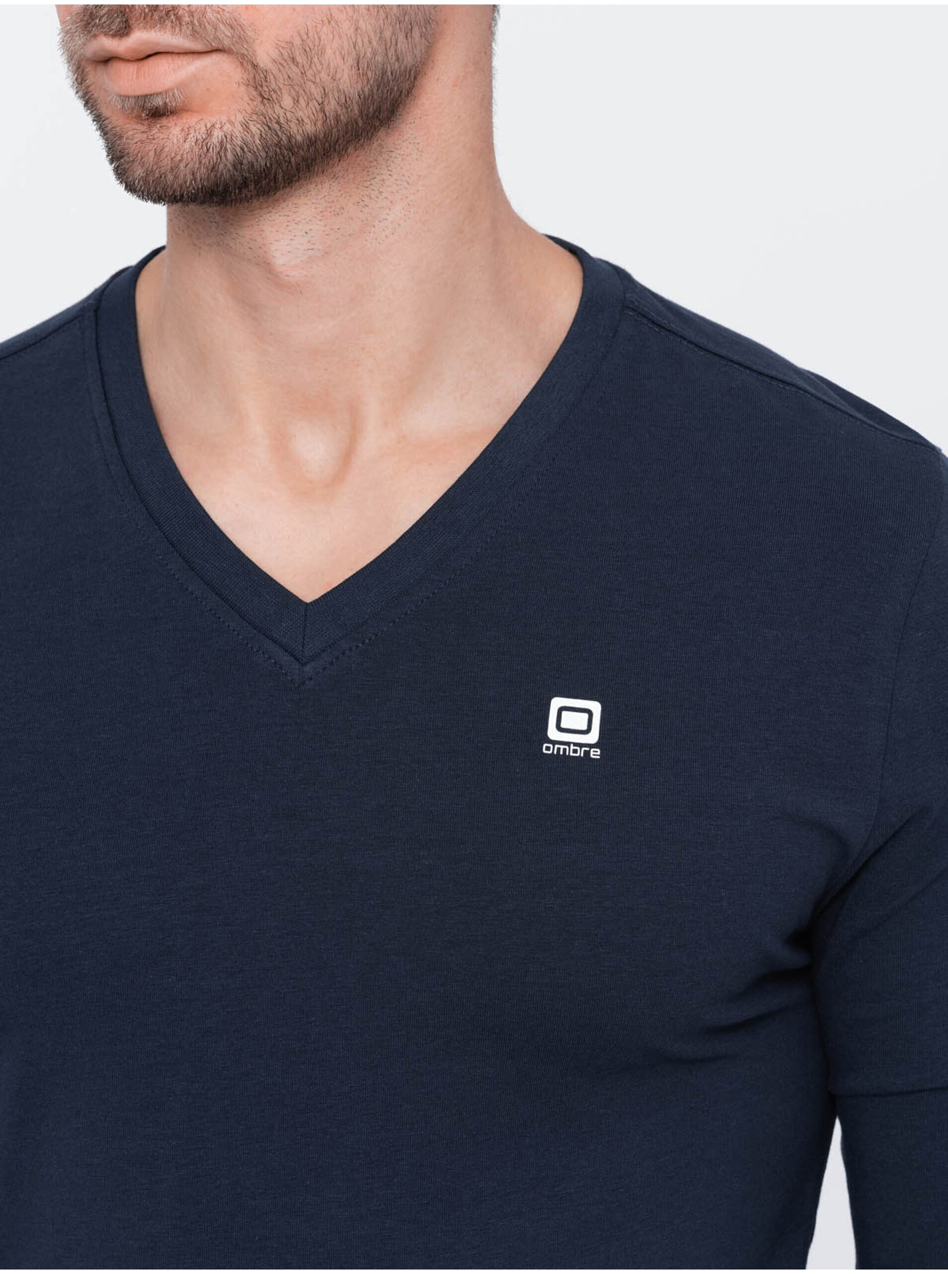 Tmavě modré pánské tričko s véčkovým výstřihem Ombre Clothing