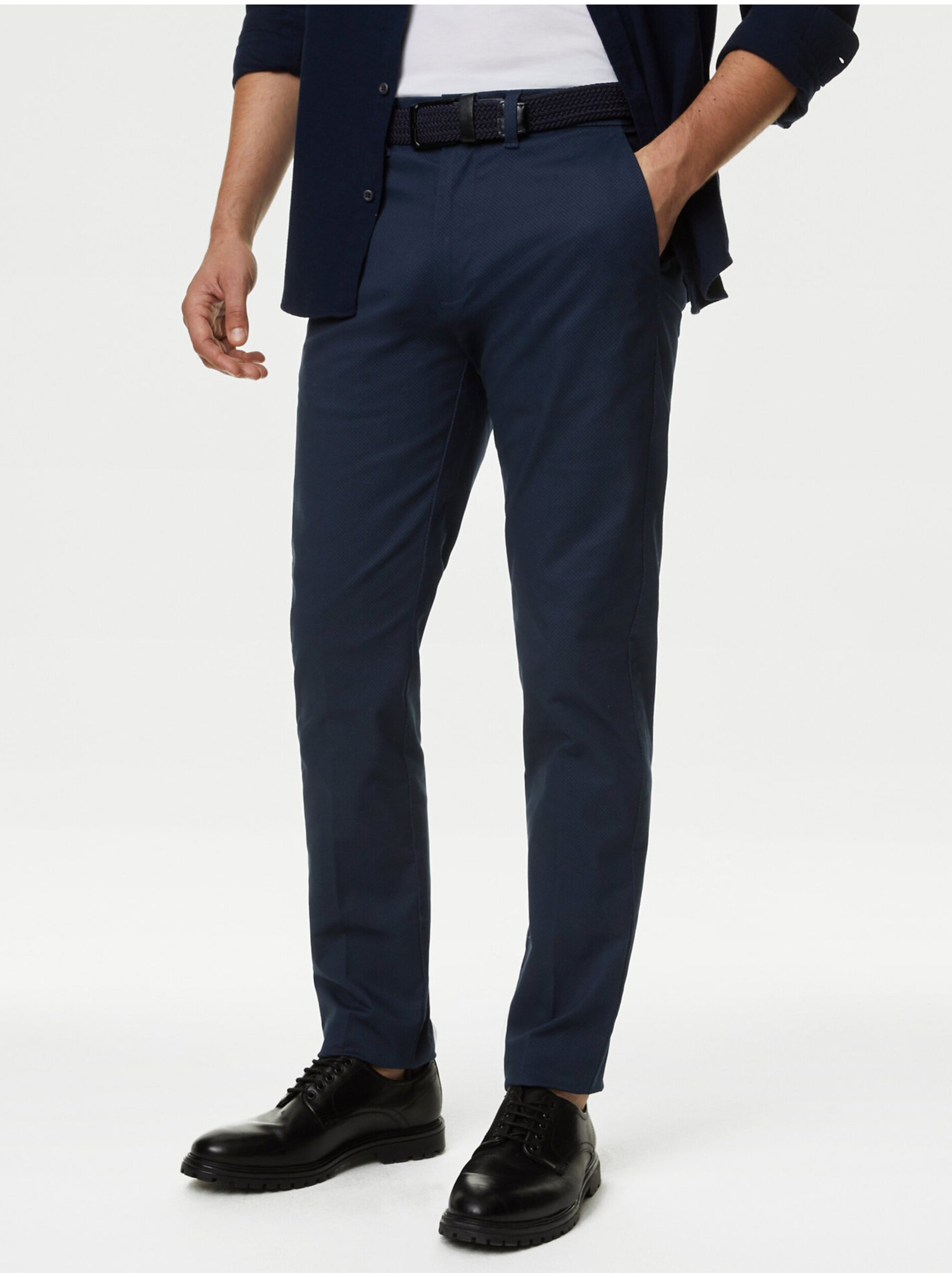 E-shop Tmavě modré pánské slim fit chino kalhoty Marks & Spencer