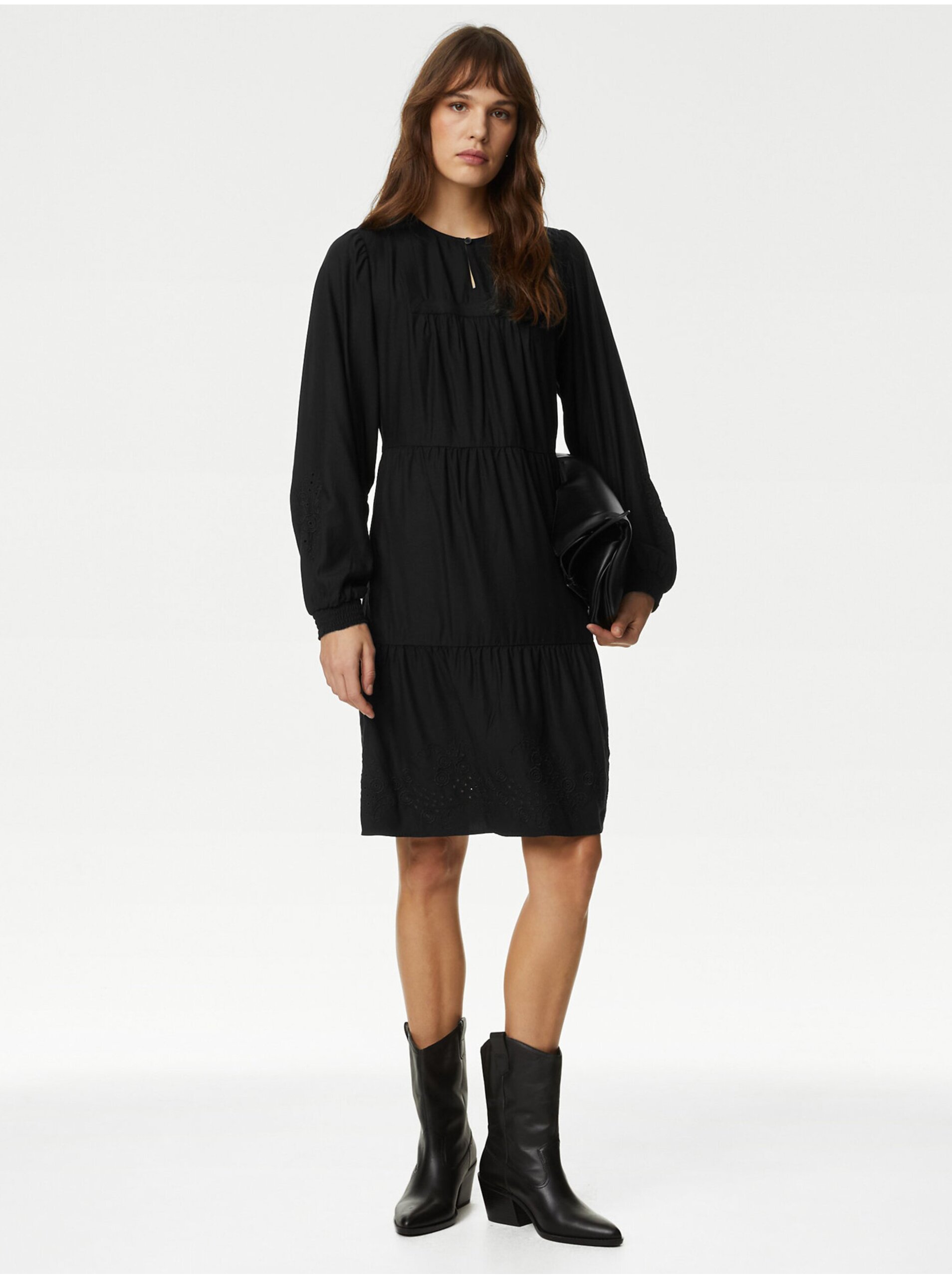 Levně Nabírané mini šaty s prostřihovaným zdobením a výšivkou Marks & Spencer černá