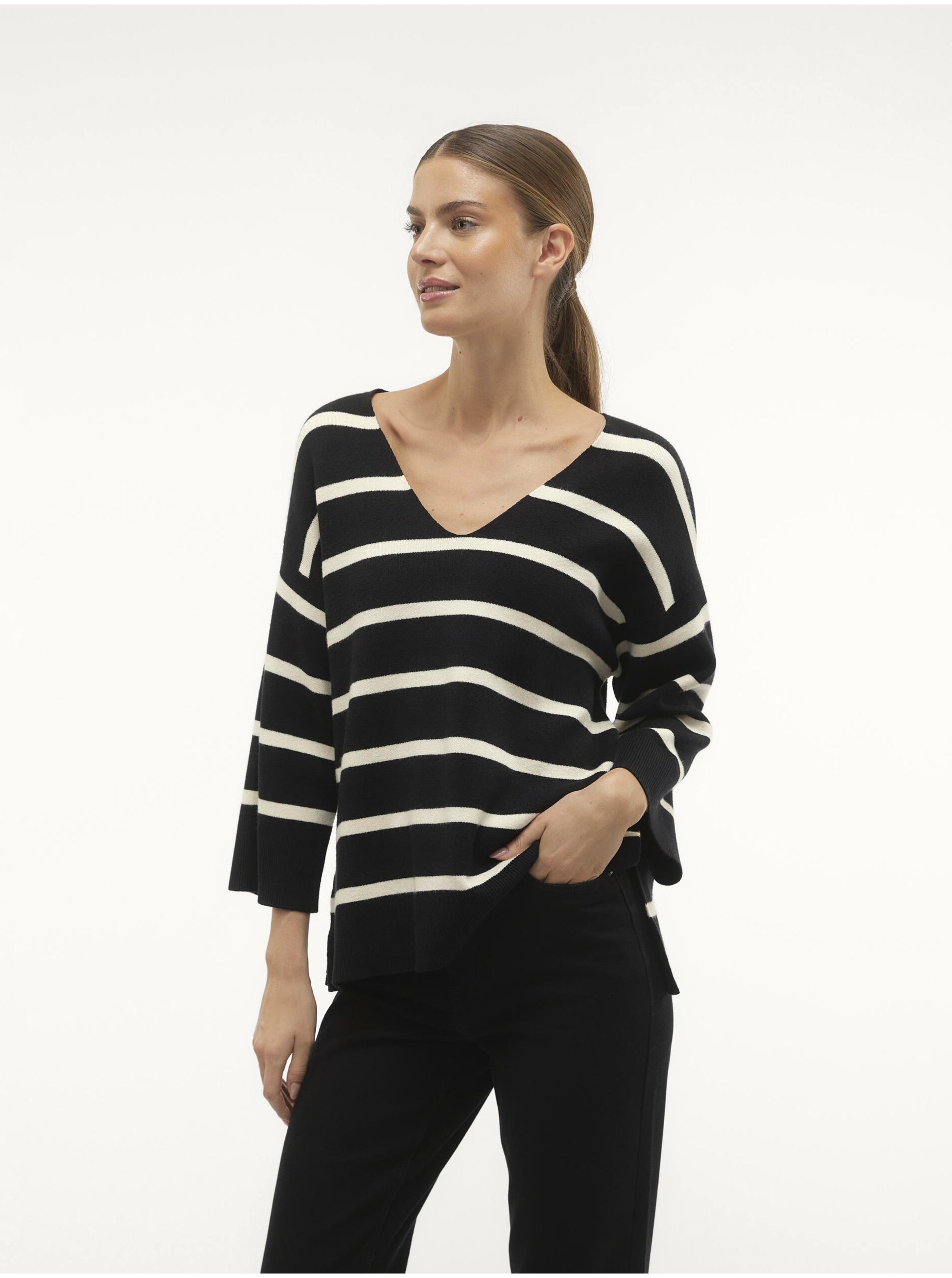 E-shop Černo-bílý dámský pruhovaný svetr Vero Moda Saba