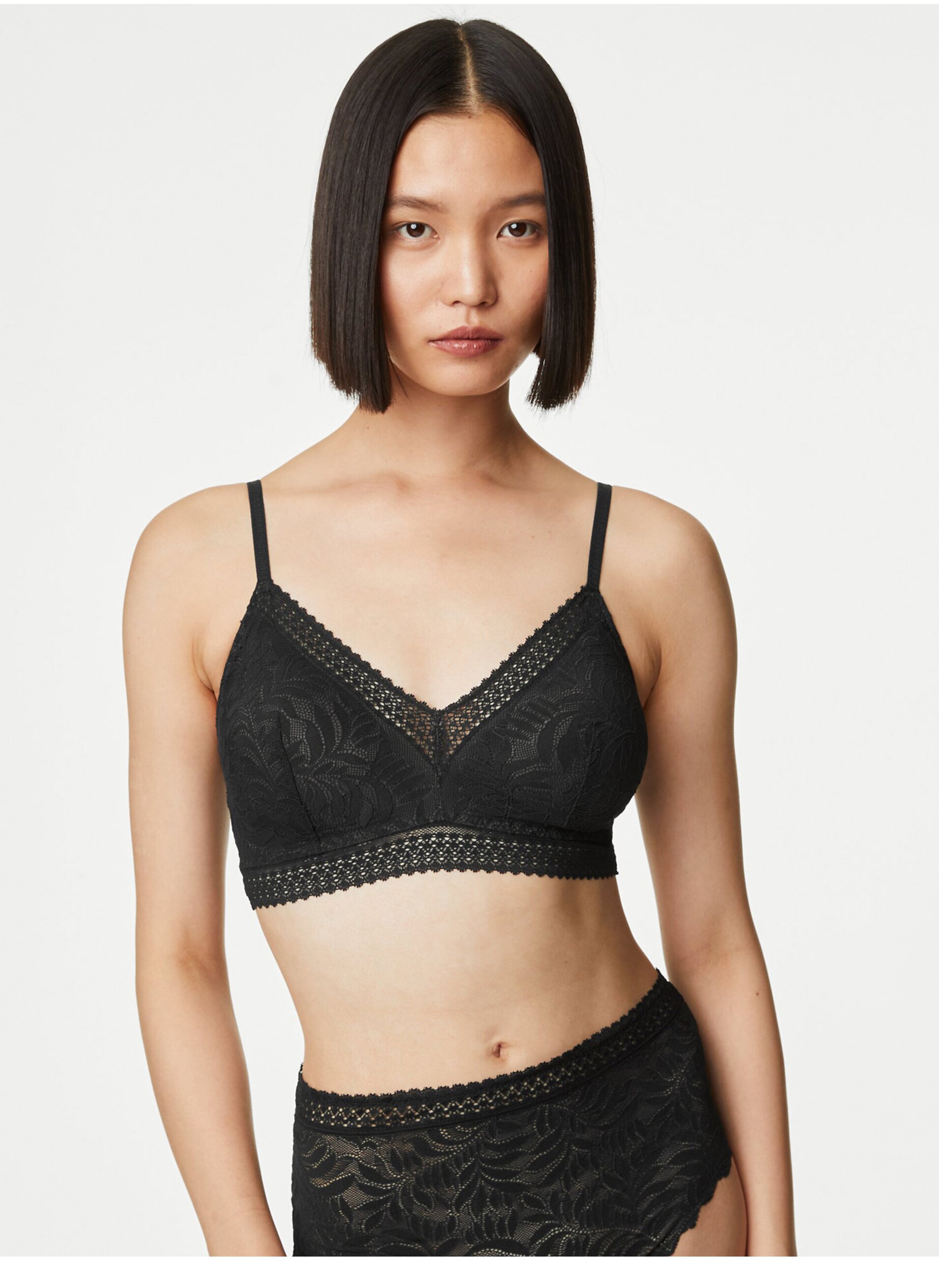 E-shop Černá dámská krajková braletka bez kostic Marks & Spencer