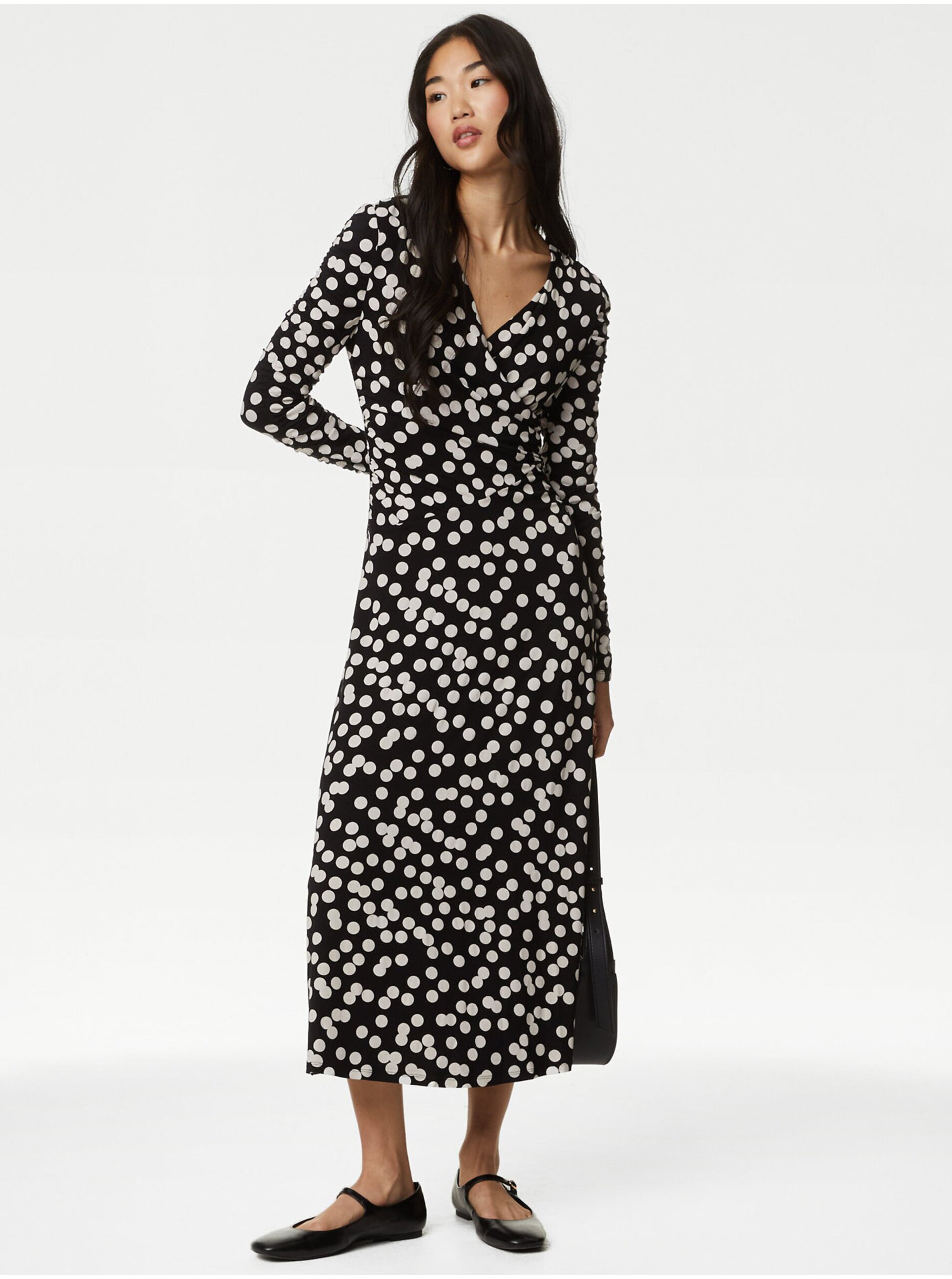 E-shop Puntíkované žerzejové zavinovací midi šaty s výstřihem do V Marks & Spencer černá