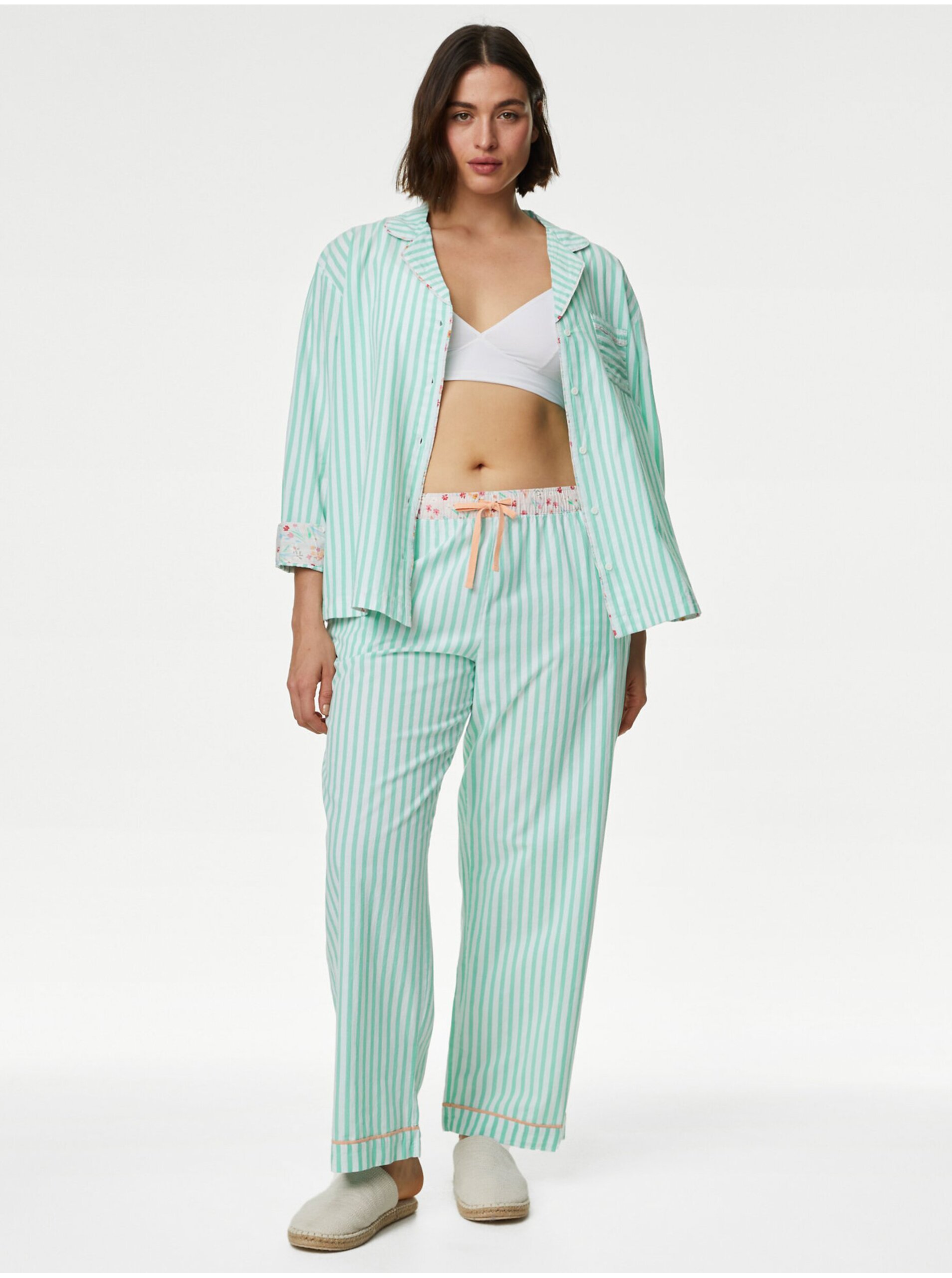 Levně Pruhované pyžamové kalhoty ze 100 % bavlny Marks & Spencer zelená