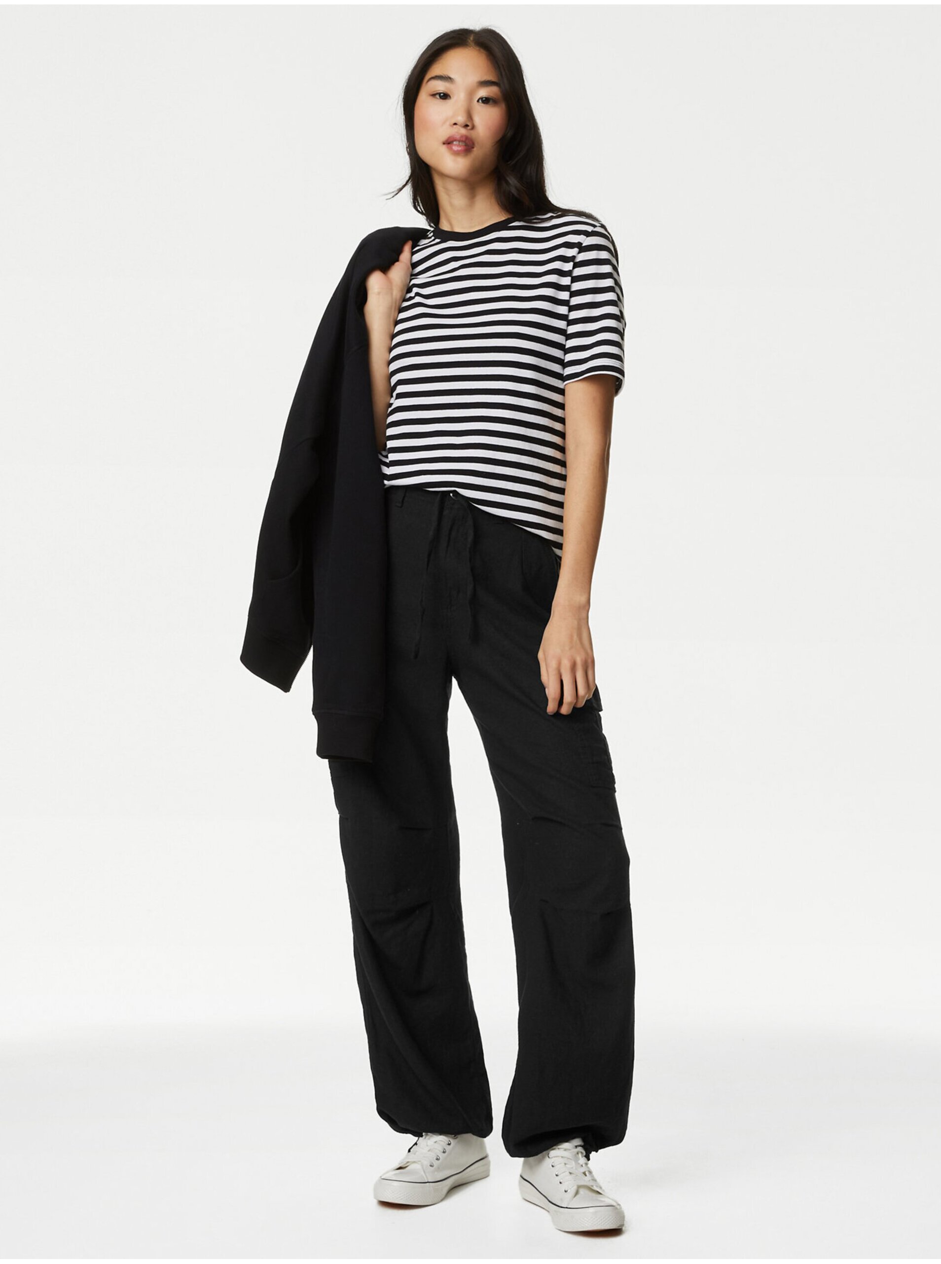 E-shop Černé dámské široké kapsáčové kalhoty Marks & Spencer